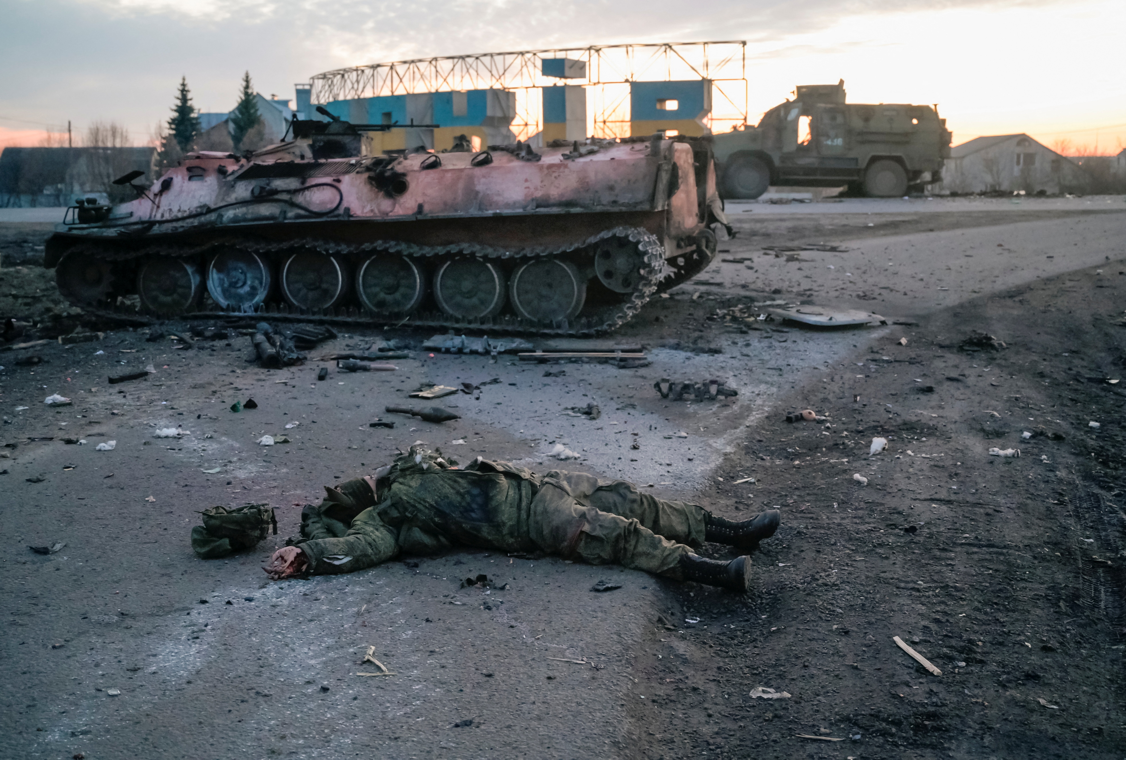 El cuerpo de un soldado, sin insignias, que según los militares ucranianos es del ejército ruso, yace en una carretera a las afueras de la ciudad de Kharkiv, Ucrania 24 de febrero de 2022. REUTERS/Maksim Levin