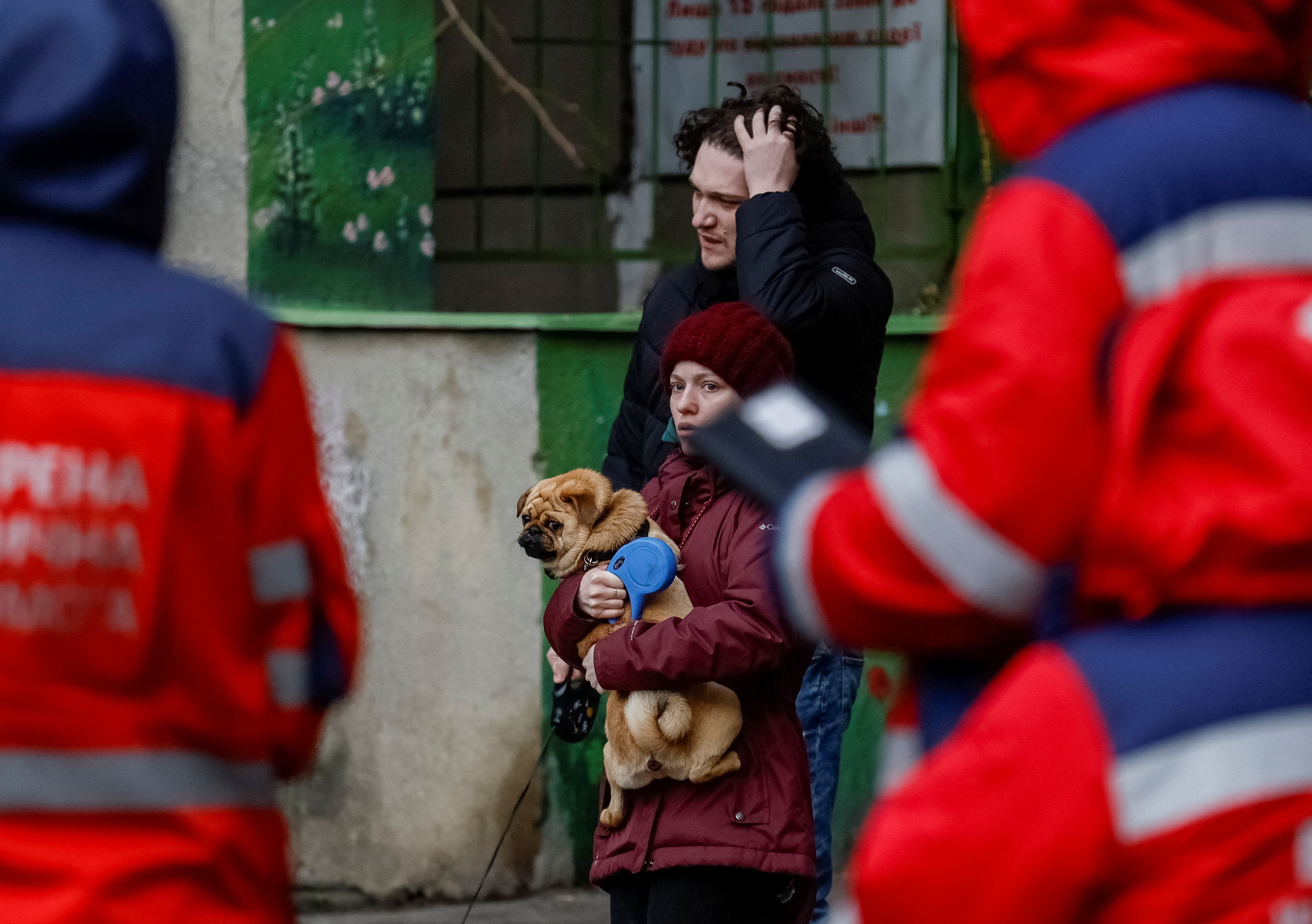Una familia desaloja el edificio donde vive, afectados por las bombas (REUTERS/Gleb Garanich)