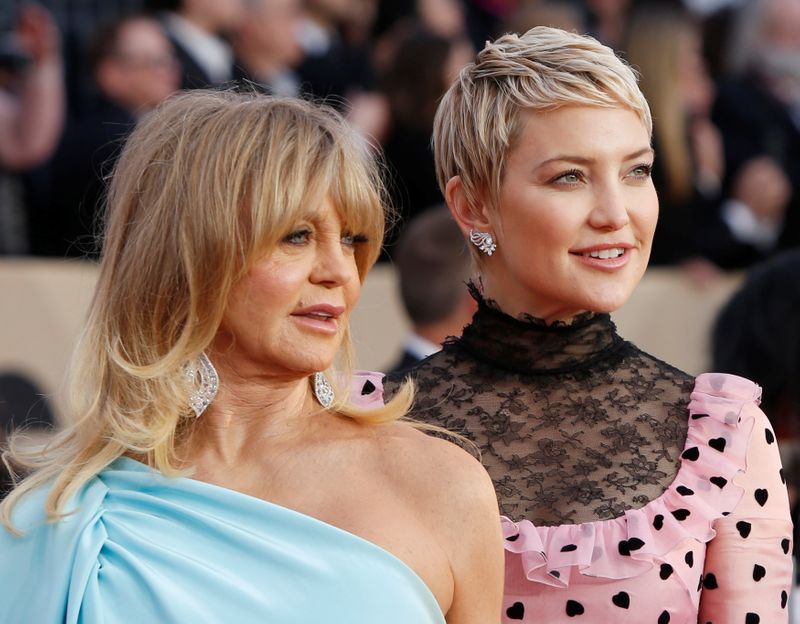 Goldie junto a su hija Kate Hudson en una entrega de premios en Los Angeles en 2018 (REUTERS/Monica Almeida)