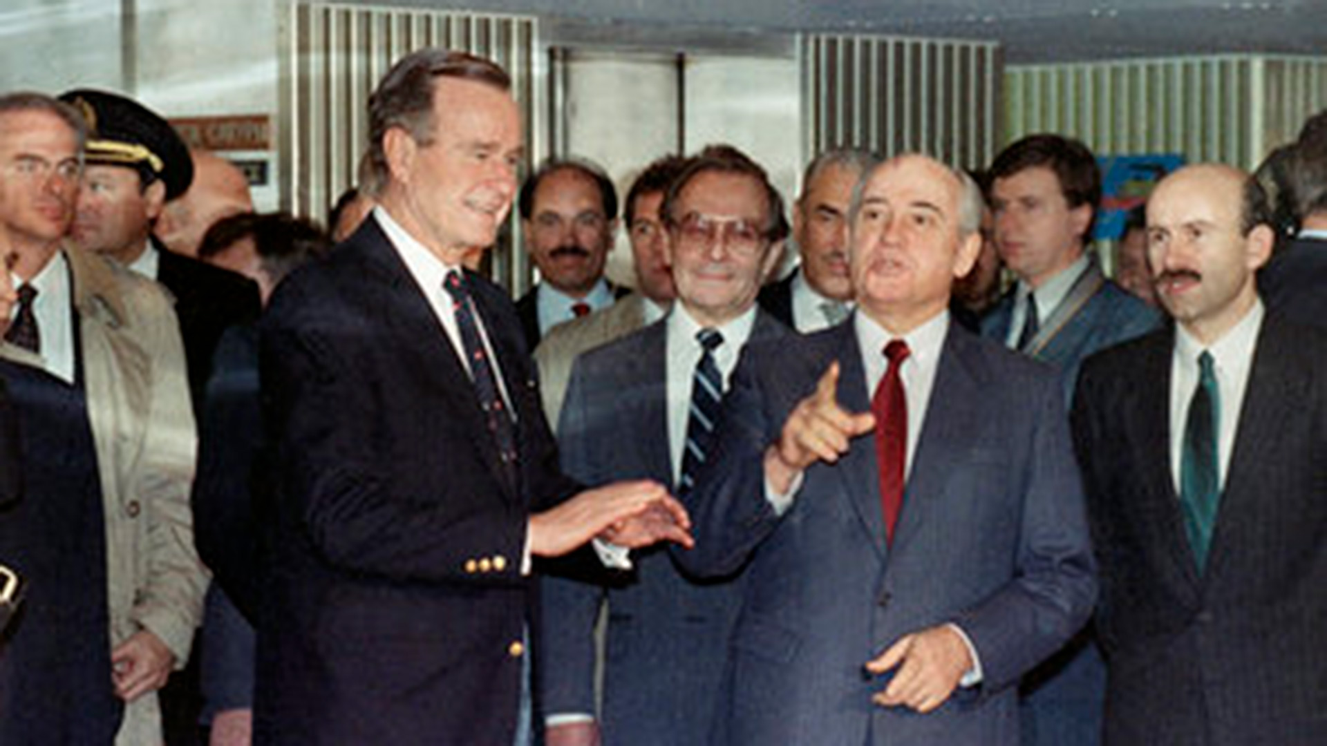 El presidente de los Estados Unidos, George H. Bush, y el presidente de la Unión Soviética, Mikhail Gorbachev el 3 de diciembre de 1989 en Malta (AP Photo/Ron Edmonds)