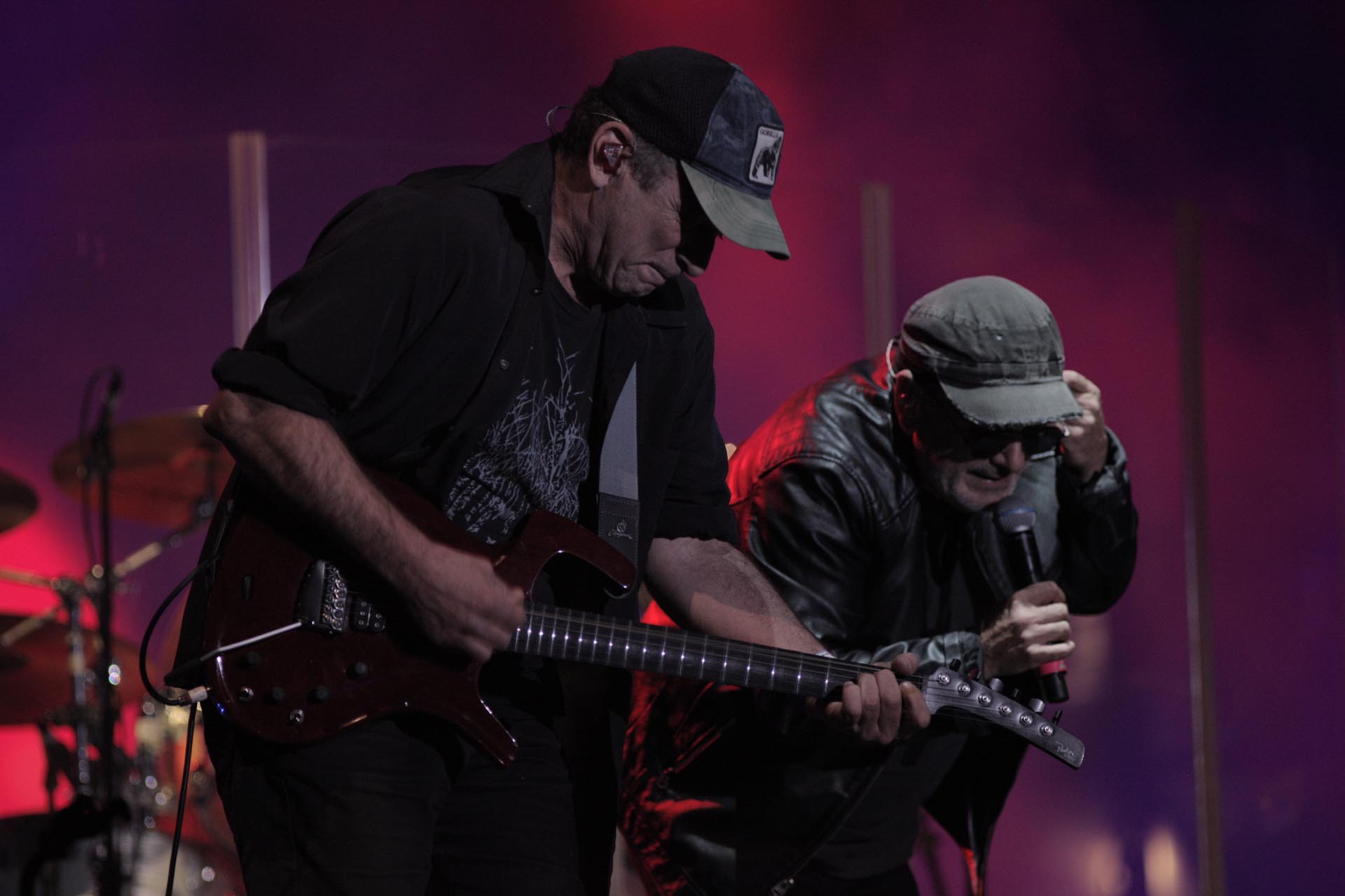 Tomás Sussmann y Germán Daffunchio, guitarras de Las Pelotas. La banda cerró su show con el hit "Capitán América"
