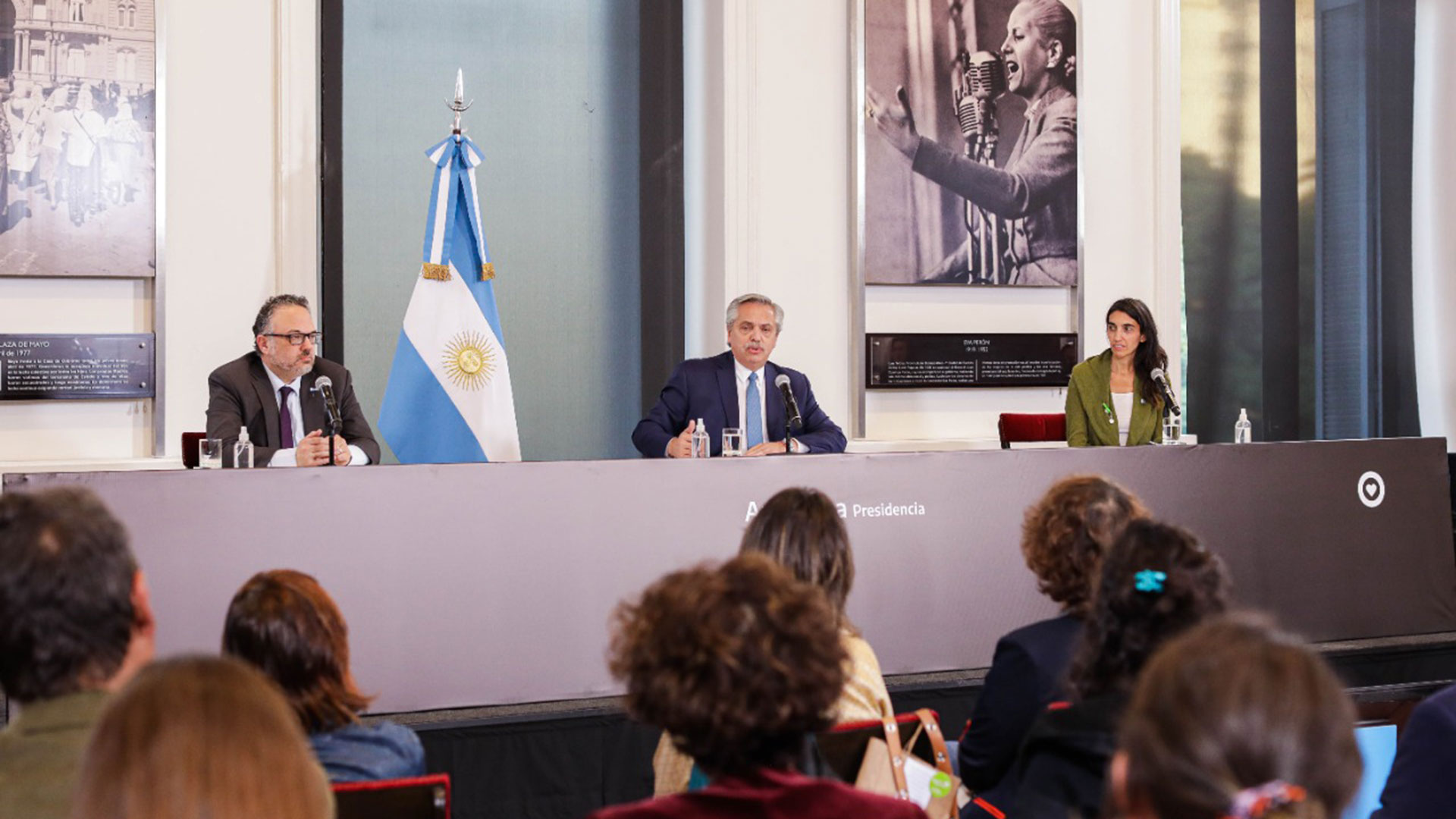 Alberto Fernández junto al ministro Matías Kulfas y Valeria Salech, de Mamá Cultiva Argentina, en el Salón de las Mujeres del Bicentenario de Casa de Gobierno