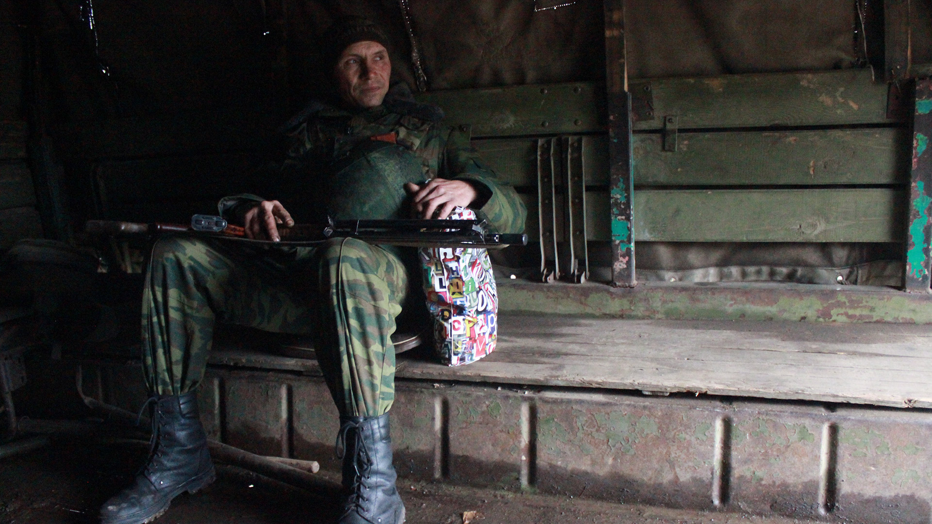 Un soldado separatista pro-ruso camino al frente en Donetsk, la regió oriental de Ucrania que declaró su indendencia unilateral con apoyo de Moscú.