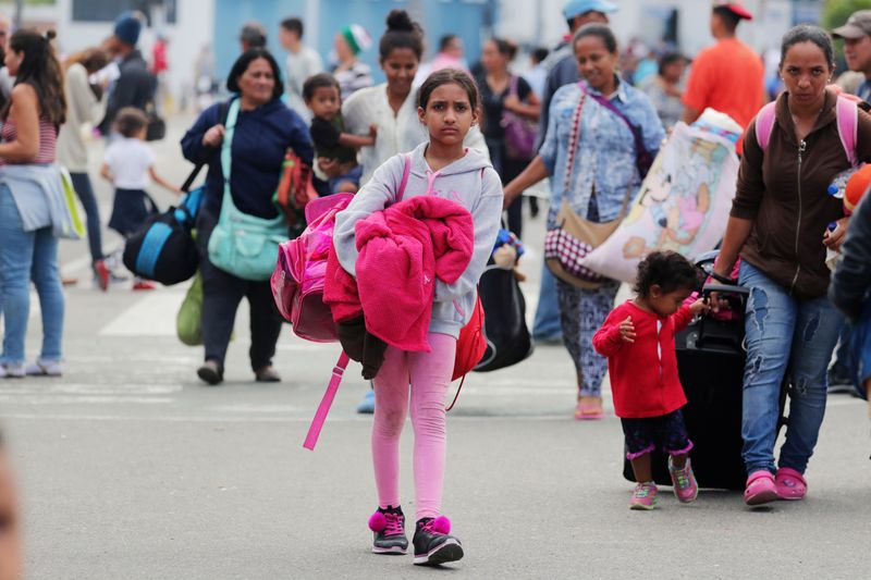 Venezolanos ingresan al Centro Binacional de Servicios Fronterizos de Perú (REUTERS/Guadalupe Pardo/Archivo)