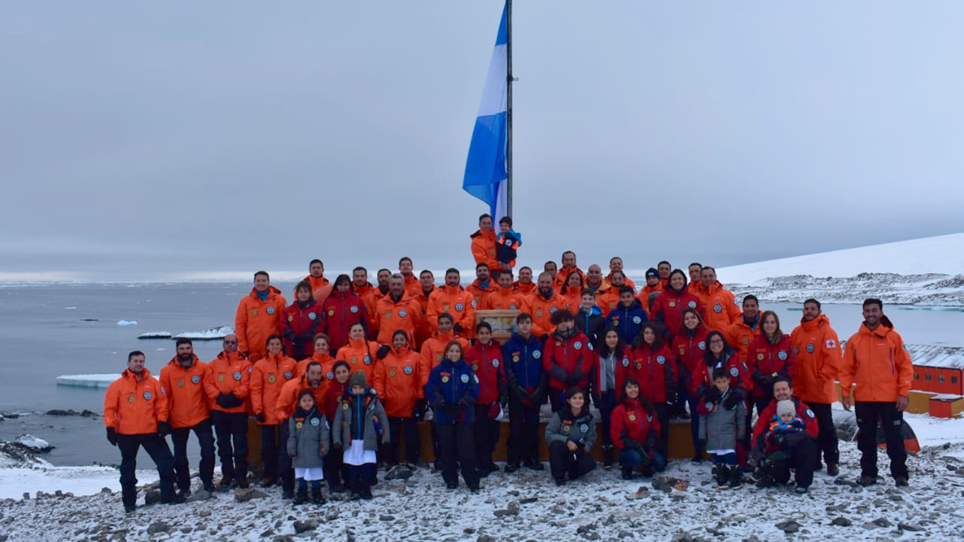 La dotación completa de la Base Esperanza es de 62 personas (no todos están en la foto) que hacen frente a un clima hostil para recabar información científica y promover nuestra soberanía en la región