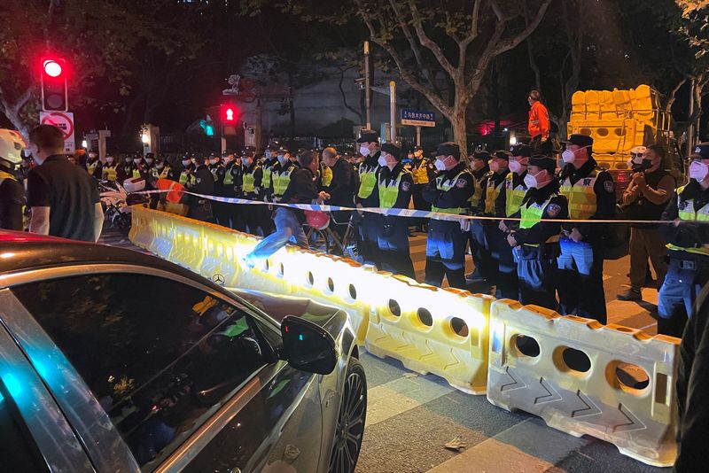 Oficiales de policía se ubican detrás de las barricadas en Shanghái, China, 27 noviembre del 2022. REUTERS/Josh Horwitz/Foto de Archivo