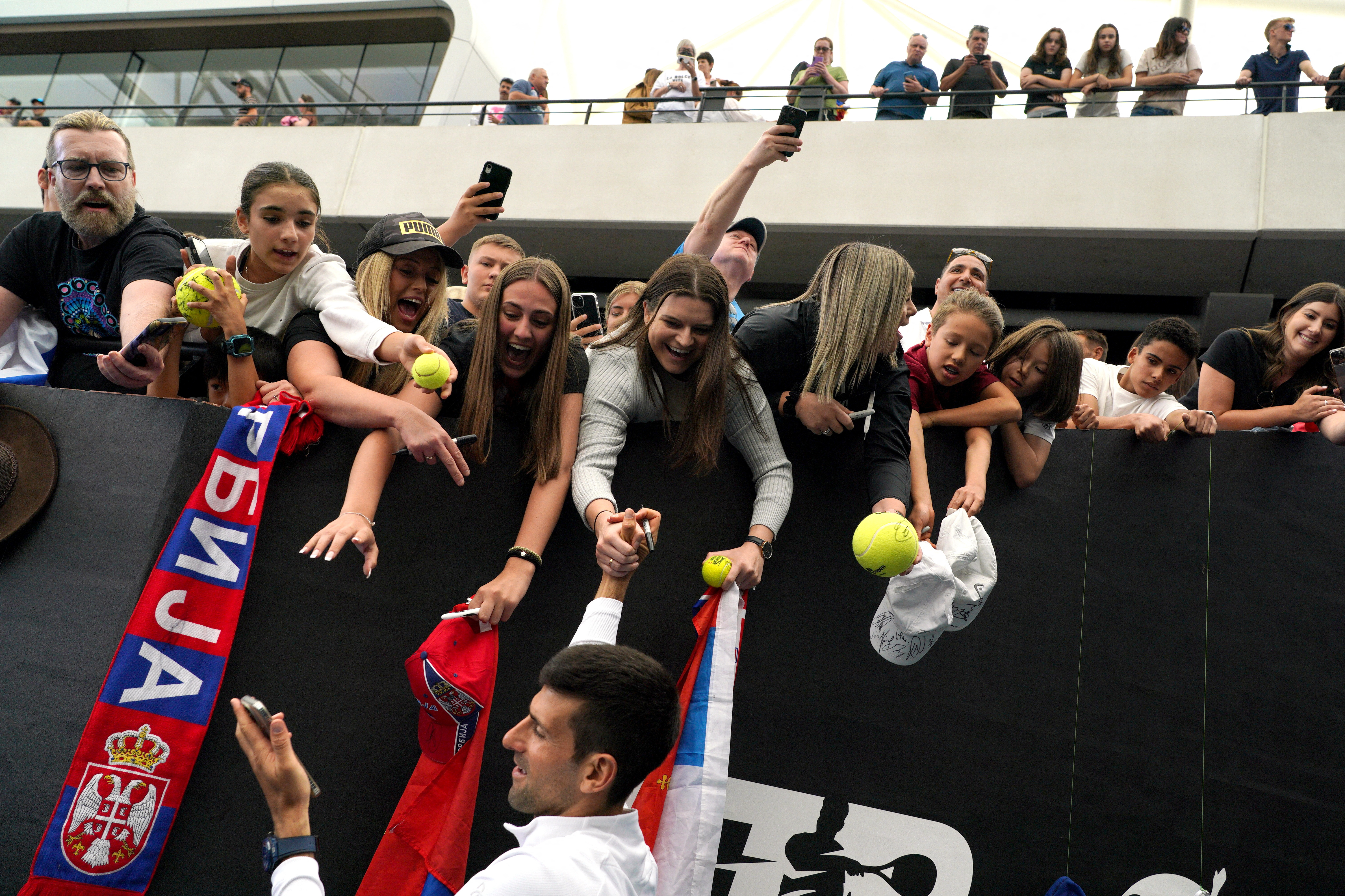 Novak Djokovic junto a sus fans después de haber derrotado a Constant Lestienne. REUTERS/Loren Elliott