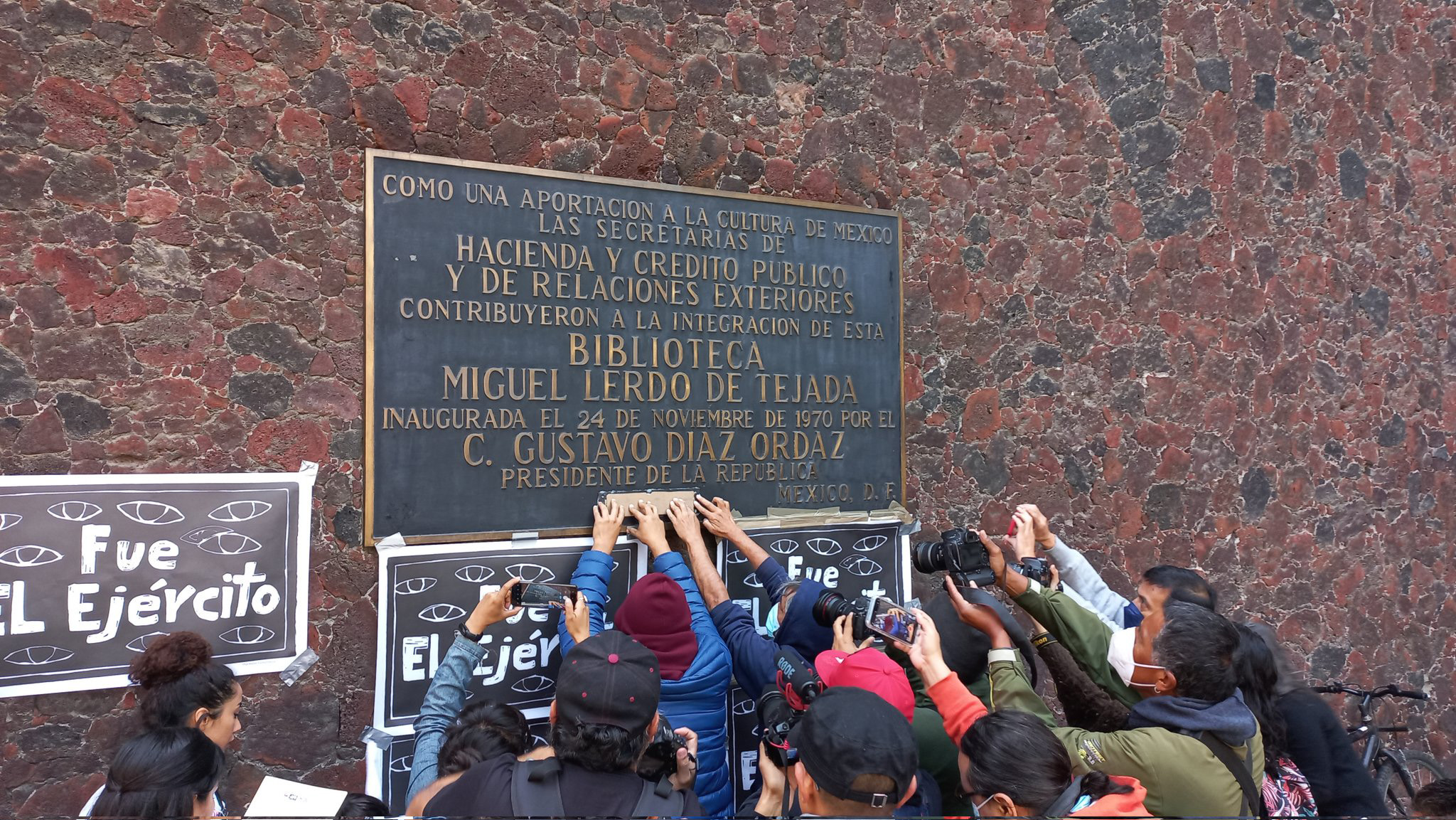 El Comité 68 puso en una placa de Díaz Ordaz la leyenda “asesino”