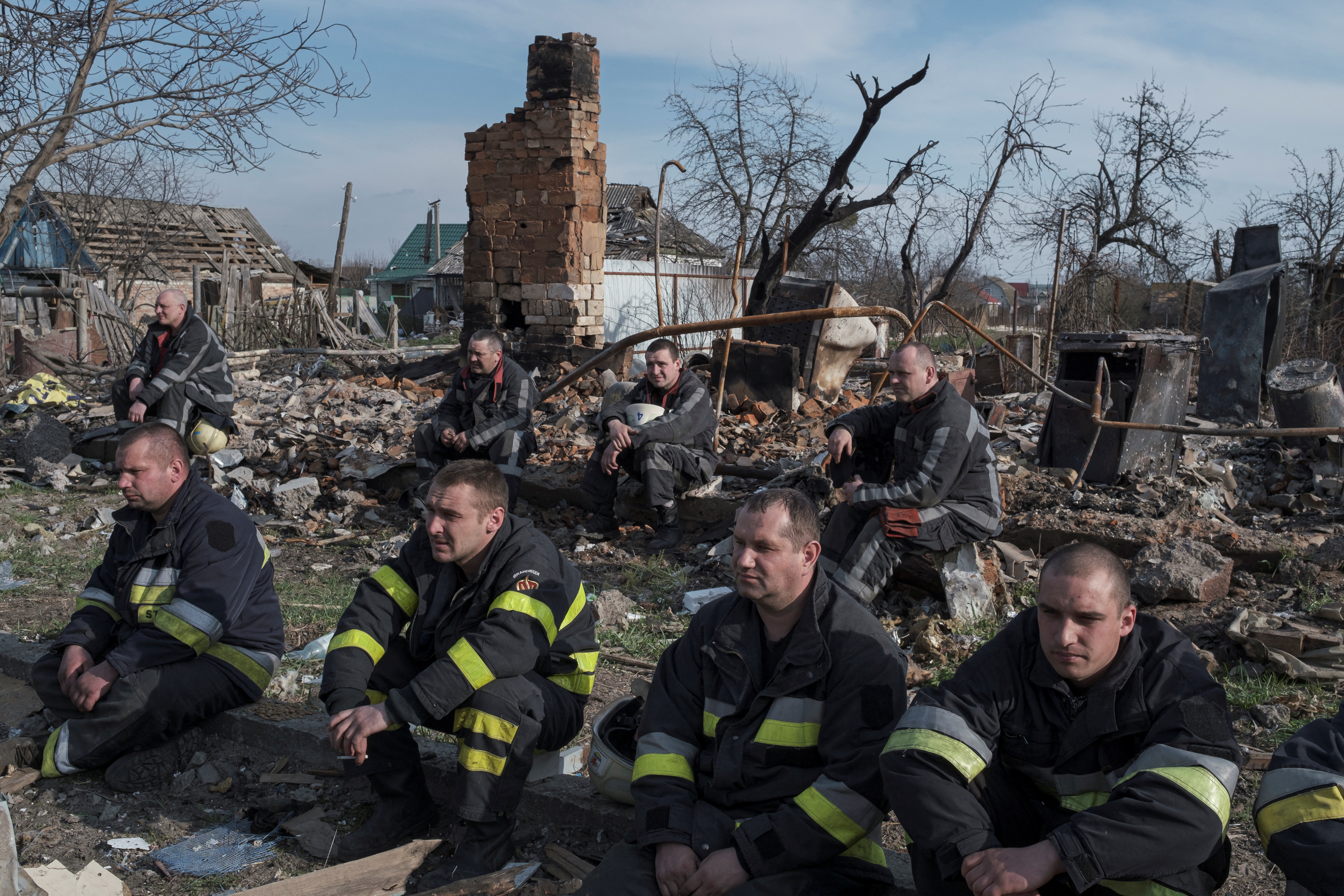 Bomberos descansan después de sofocar el fuego provocado por bombardeos rusos en Borodyanka (REUTERS/Marko Djurica)