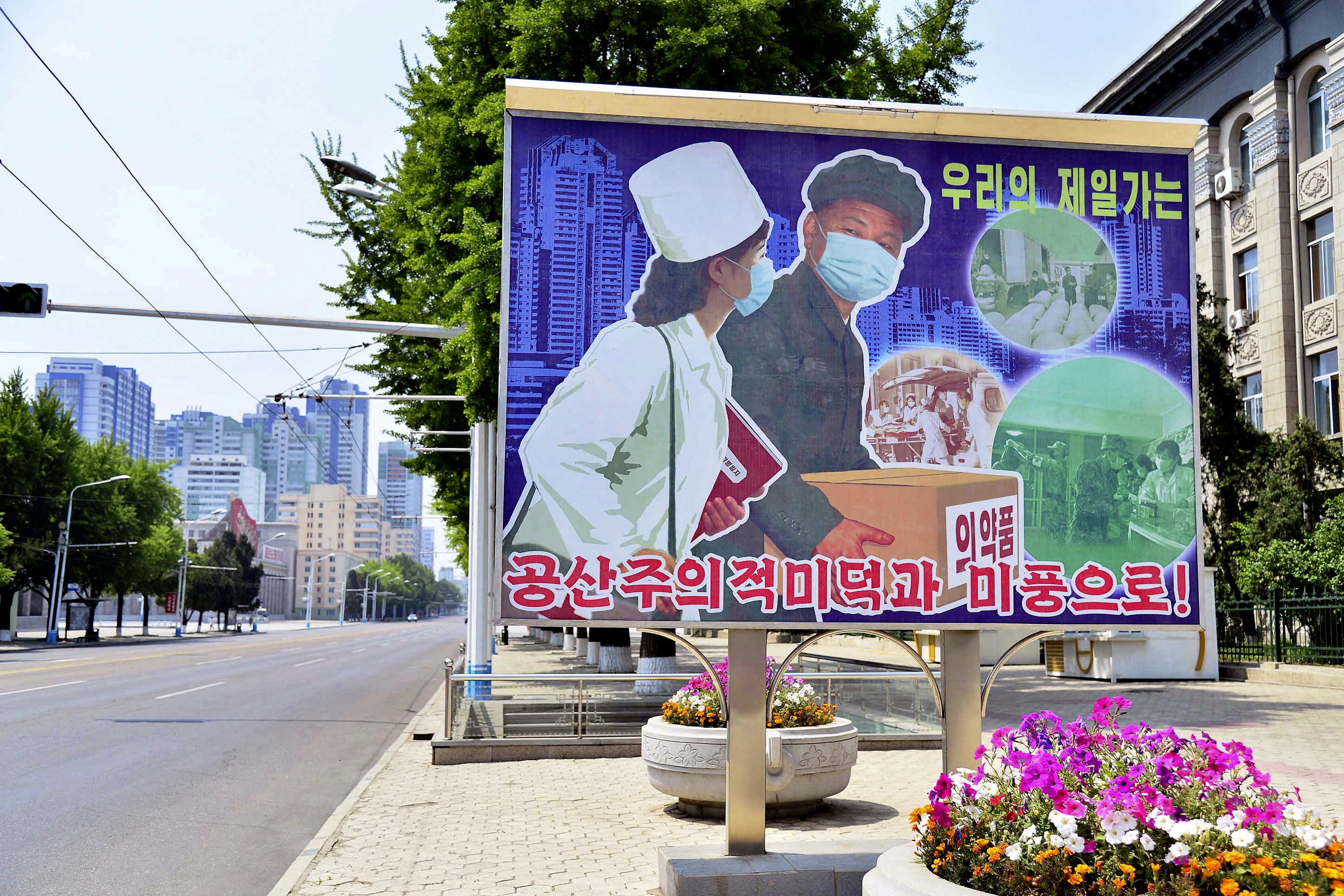 PHOTO DE DOSSIER: Un panneau montrant une scène de transport de produits médicaux est affiché dans une rue vide au milieu des craintes croissantes concernant la propagation de la maladie à coronavirus (COVID-19), à Pyongyang, en Corée du Nord. Kyodo via REUTERS