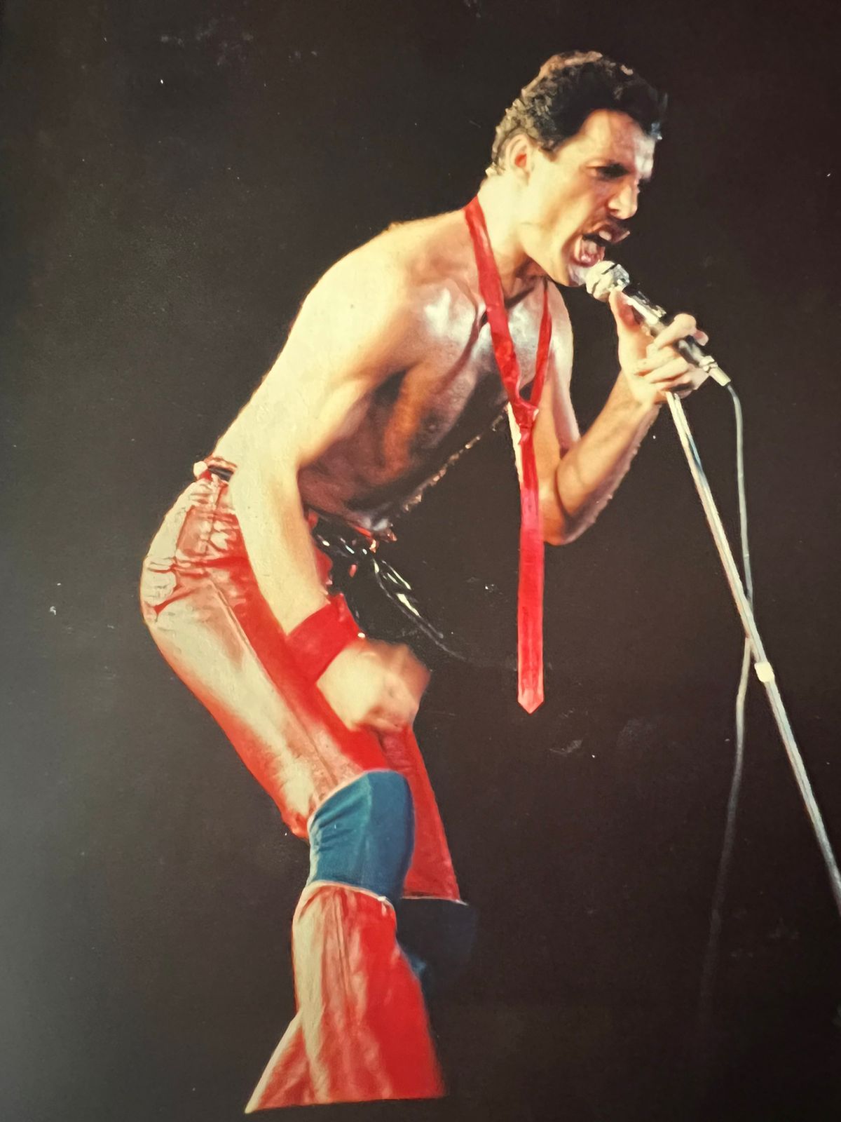 Freddie Mercury sobre el escenario, foto tomada por Manuel Rodas que registró el audio del show