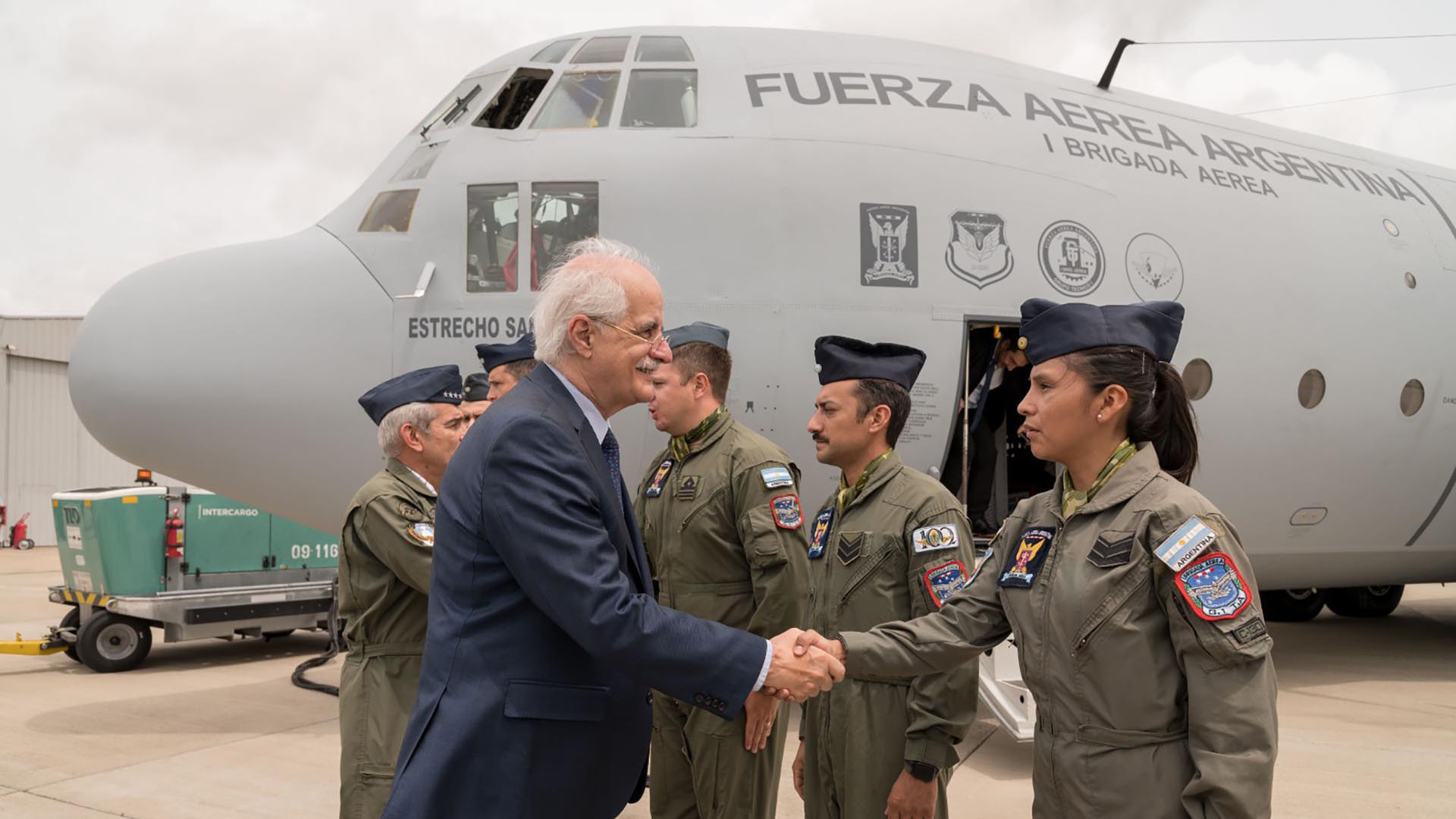 Jorge Taiana estuvo acompañado por el jefe de la Fuerza Aérea Argentina, brigadier general Xavier Isaac