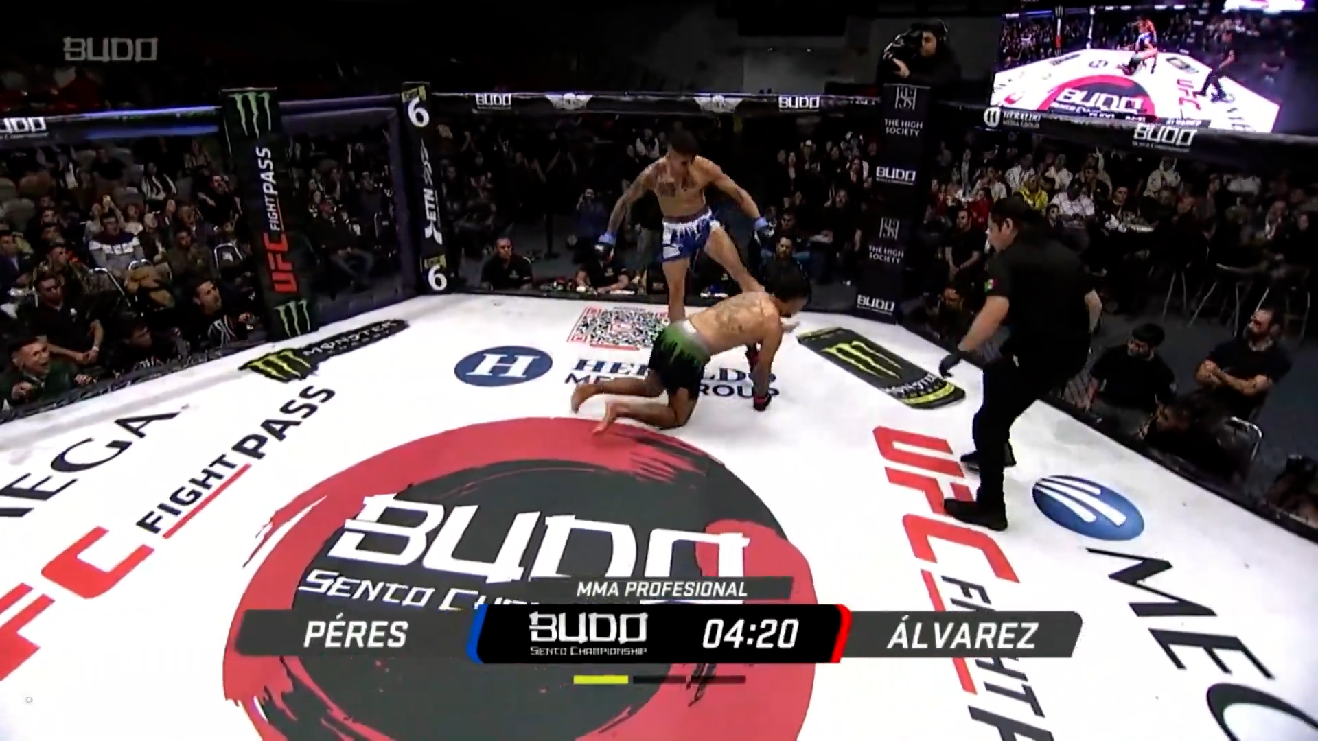 Tenía a su rival al borde del KO, pero le pegó una salvaje patada ilegal en la cabeza y perdió por descalificación