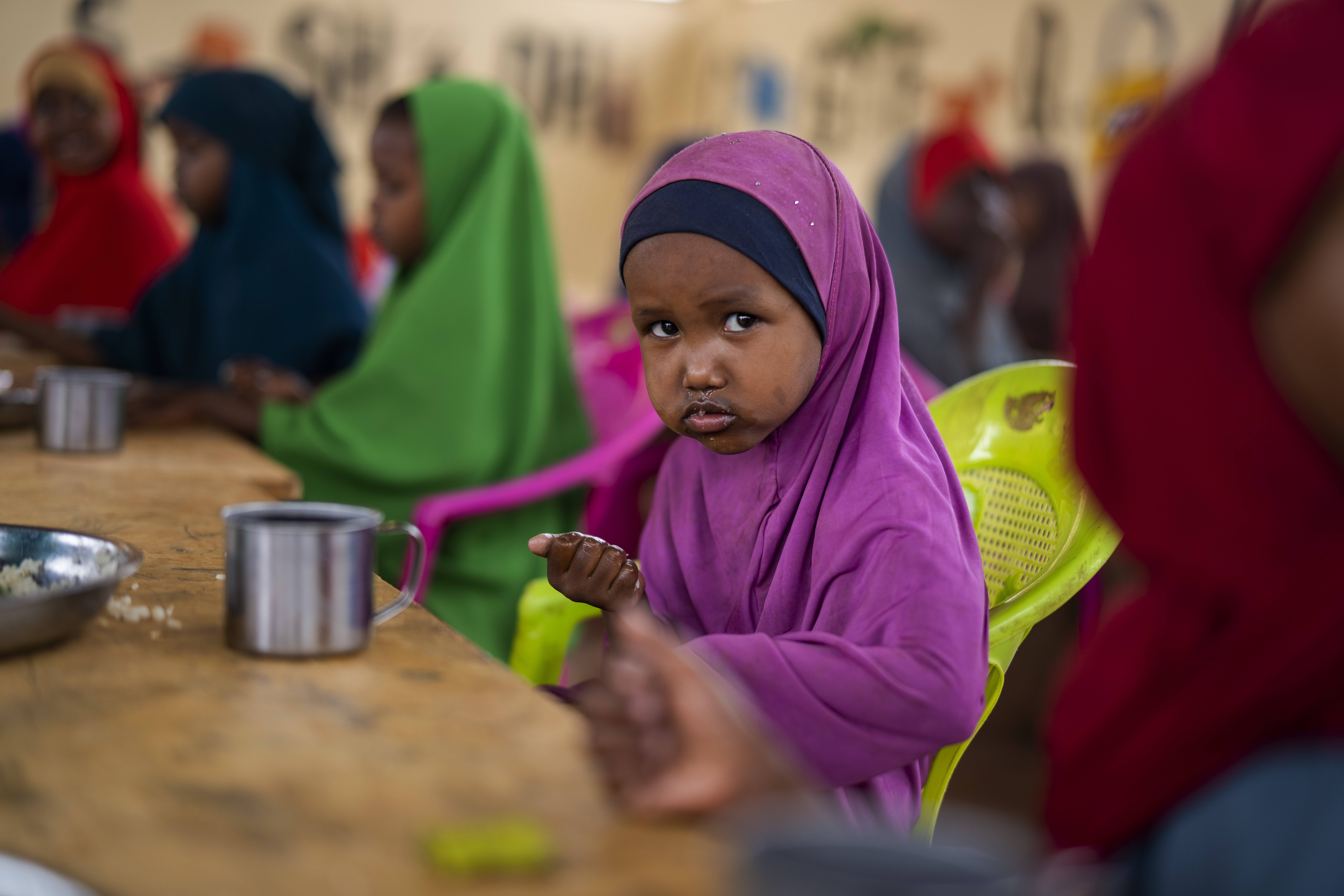 Al mediodía, decenas de niños hambrientos de los campamentos intentan colarse en una escuela primaria local donde el Programa Mundial de Alimentos ofrece un programa de almuerzo poco común para los estudiantes. (Foto AP/Jerome Delay)
