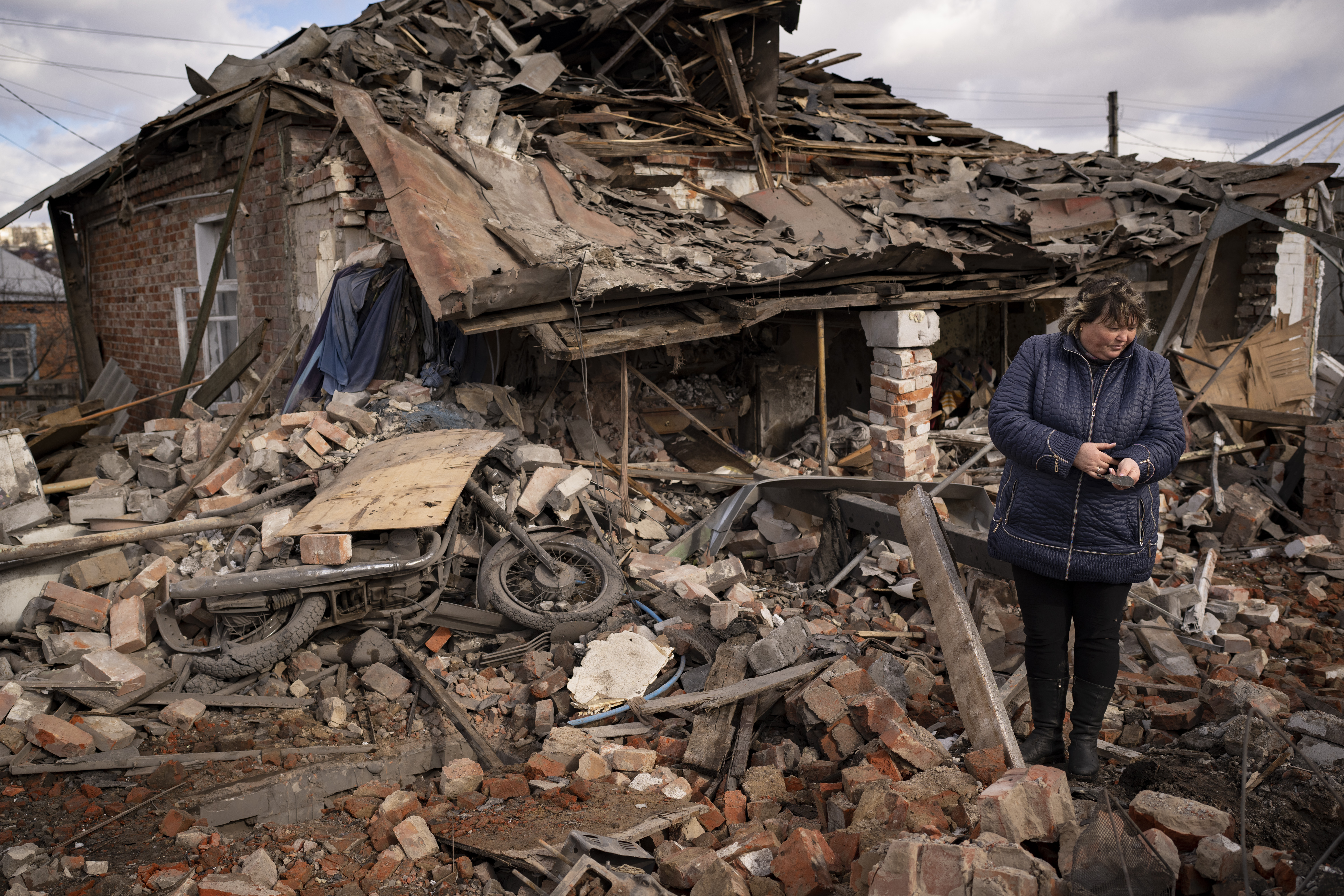 Las ruinas de una casa atacada por cohetes rusos en Kupiansk, Ucrania, el 20 de febrero de 2023 (AP /Vadim Ghirda)