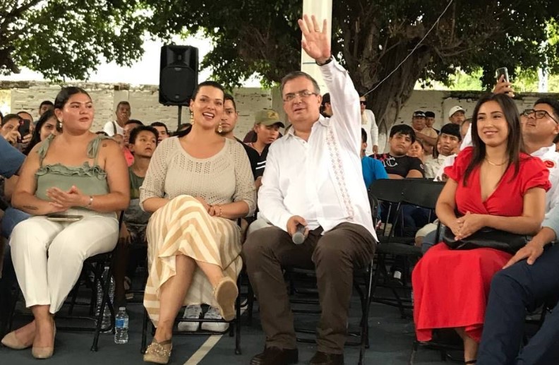 El excanciller Marcelo Ebrard, junto a su esposa, la economista Rosalinda Bueso (izq.), durante una asamblea en Puerto Vallarta. Foto: Twitter, @m_ebrard