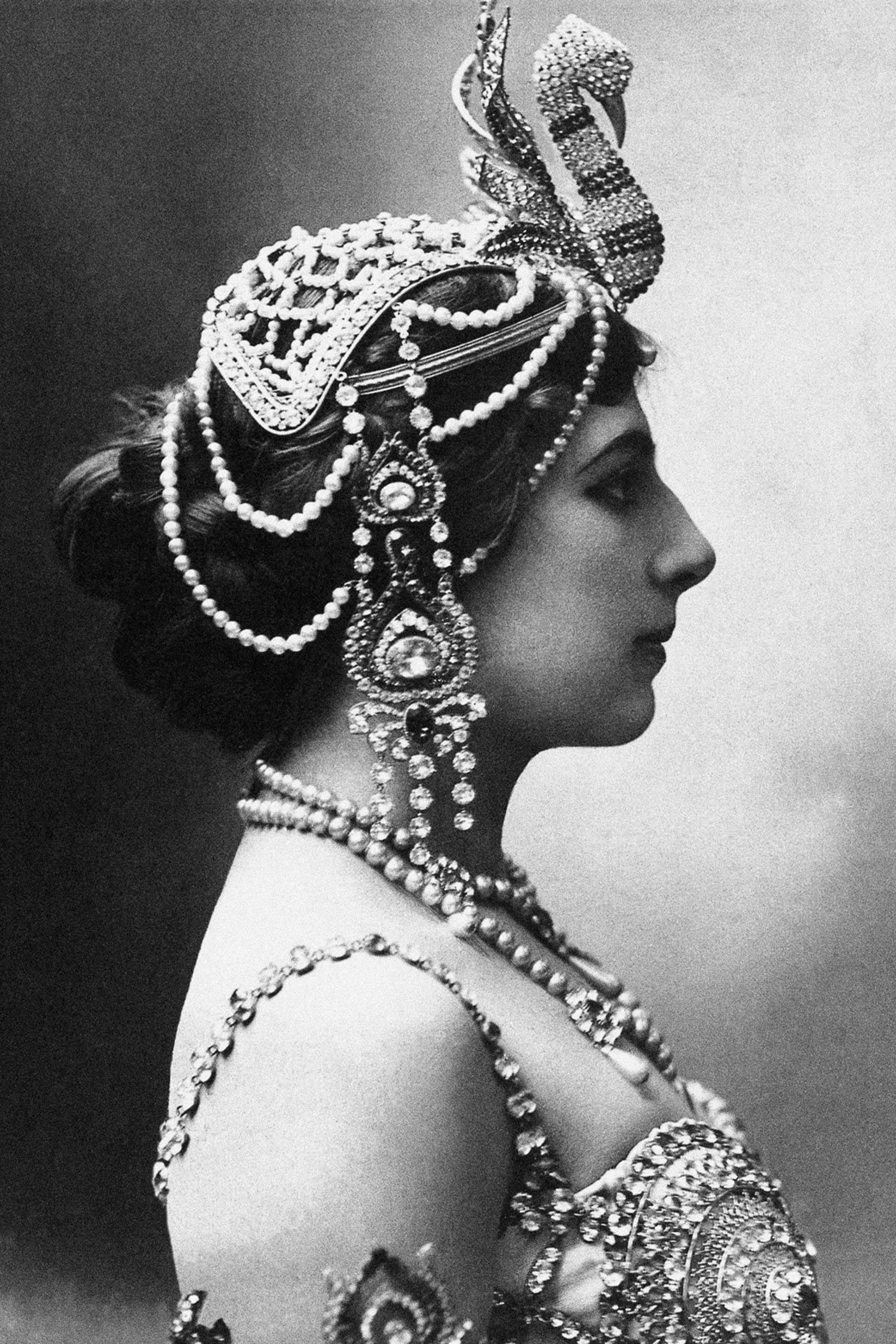 Margaretha se bautizó como Mata Hari, un nombre hindú que significa "Sol" u "Ojo de la Aurora".