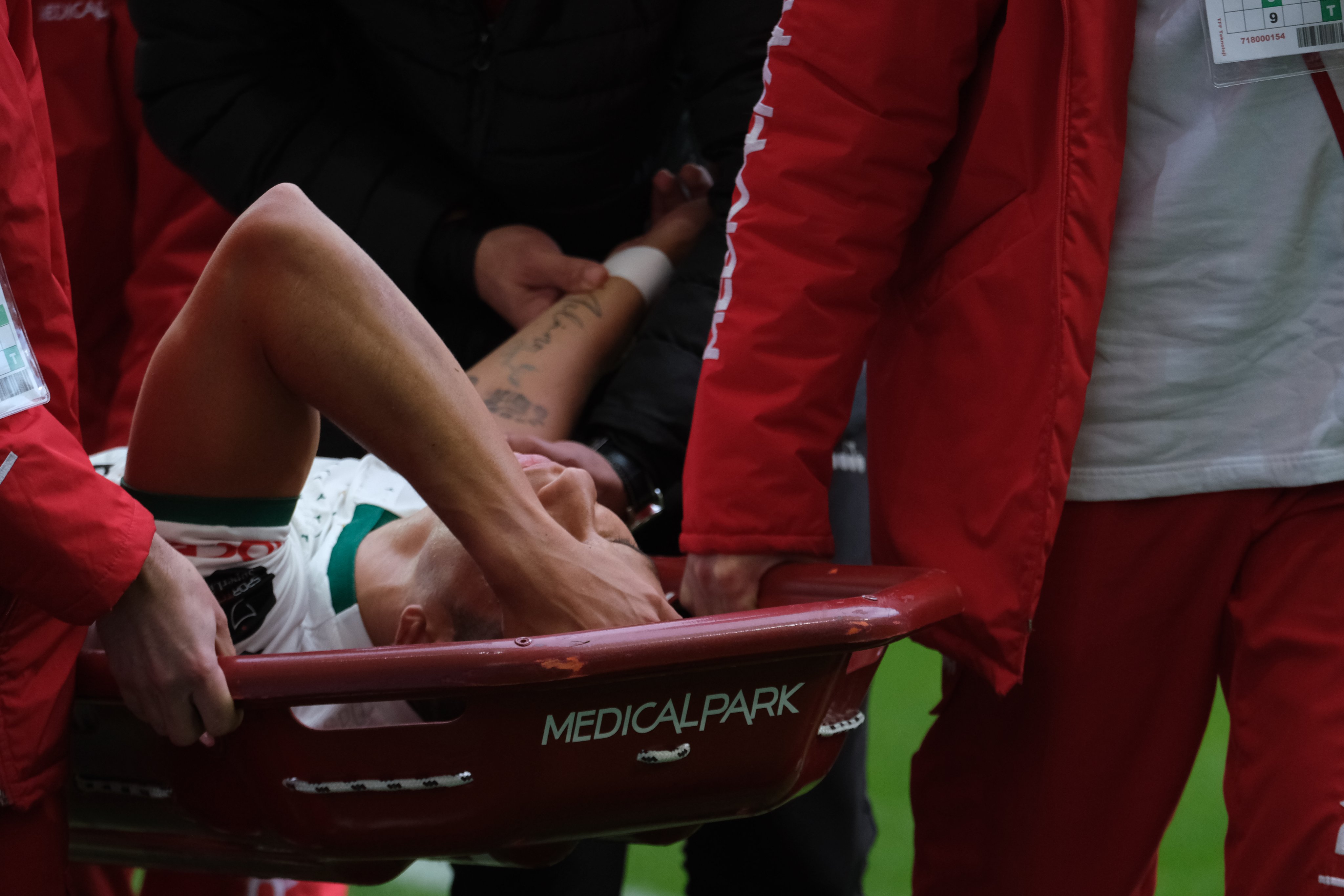 El defensor colombiano Alexis Pérez salió en camilla y con lágrimas tras fuerte lesión