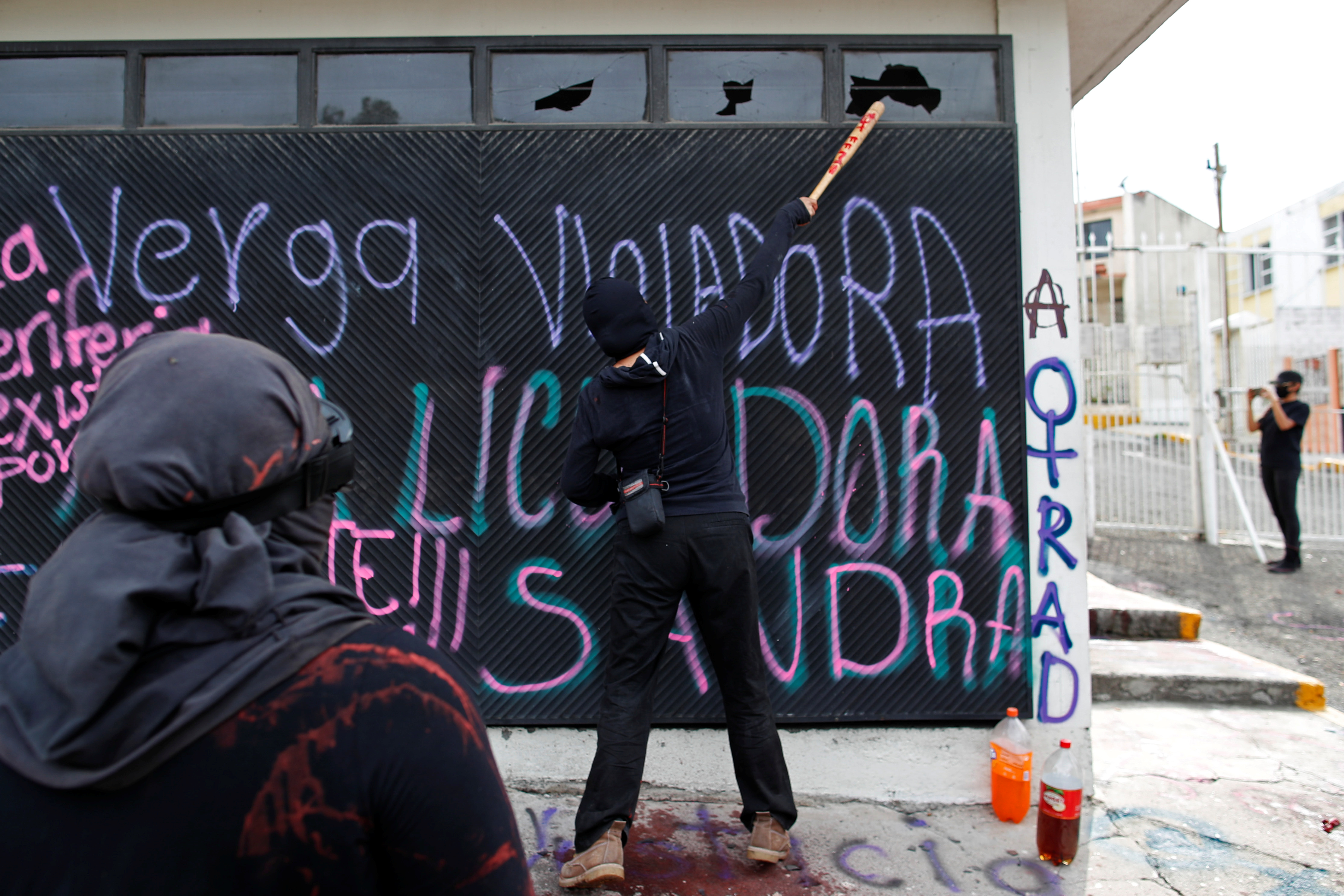 Integrantes de un colectivo feminista vandalizan las instalaciones de la comisión de derechos humanos del estado de México, en apoyo a víctimas de violencia de género, en Ecatepec, Estado de México, México 11 de septiembre de 2020.