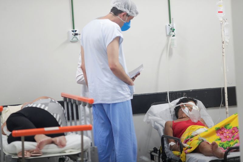 Pacientes con COVID-19 son atendidos por personal de la salud en un área improvisada de un hospital en Brasilia (Reuters)