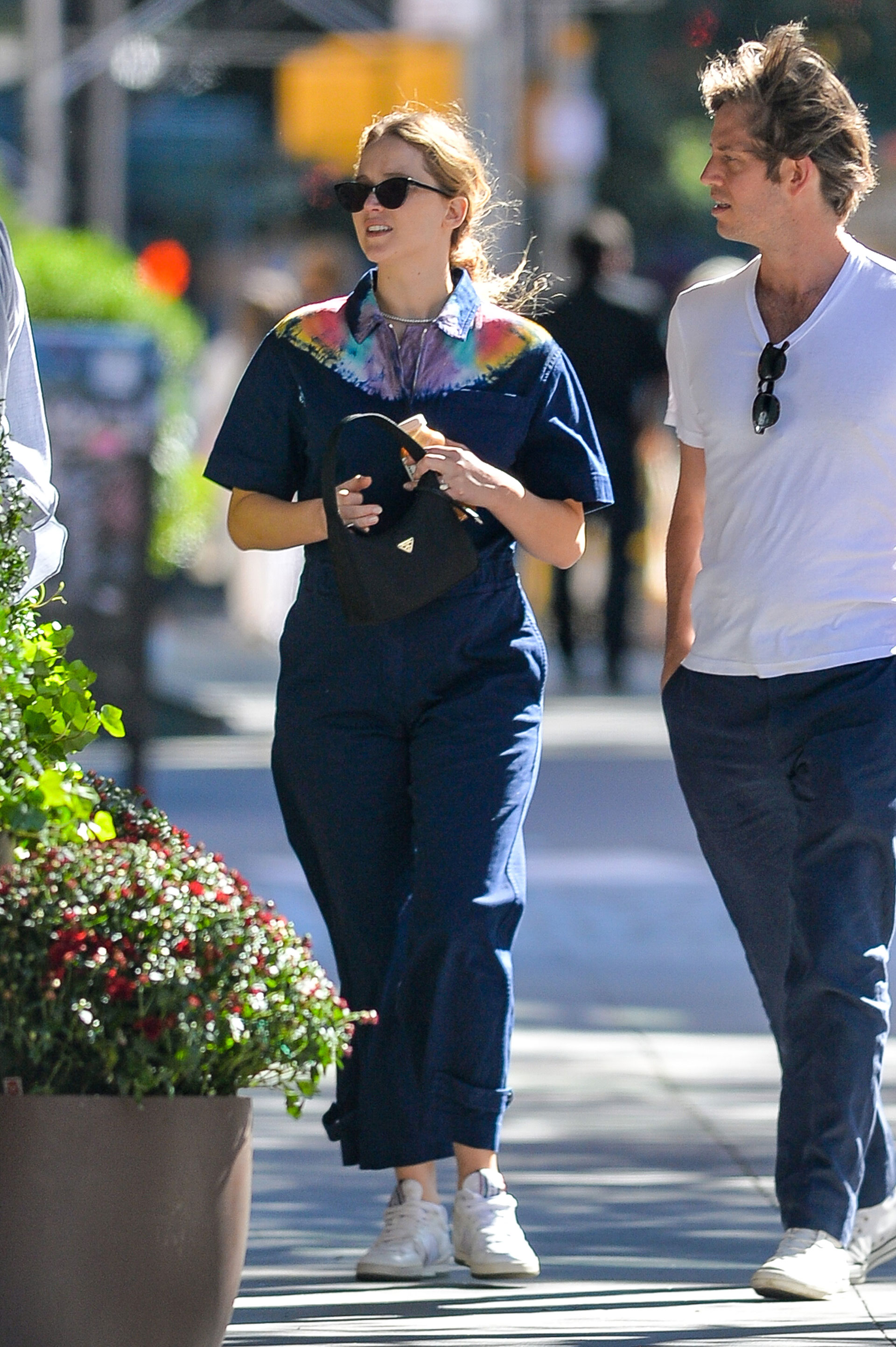 Romántico paseo. Jennifer Lawrence y su esposo Cooke Maroney recorrieron las calles de Nueva York. La actriz, que está embarazada, lució un catsuit azul con batik en el cuello, y su pareja optó por un pantalón oscuro y una remera blanca