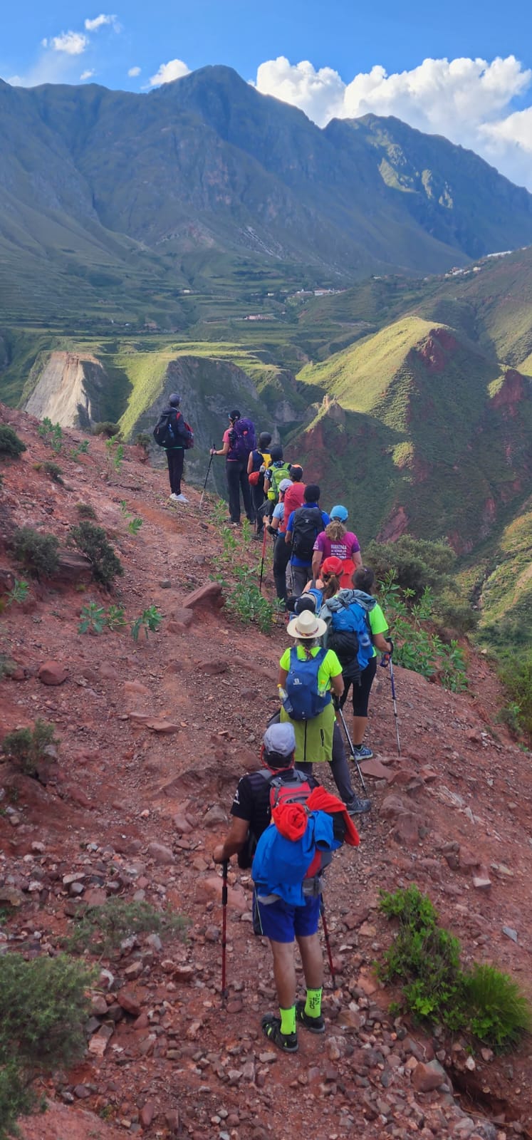 Un grupo en pleno trekking hacia diferentes comunidades del departamento de Iruya (Facebook Las Huellas de Néstor)