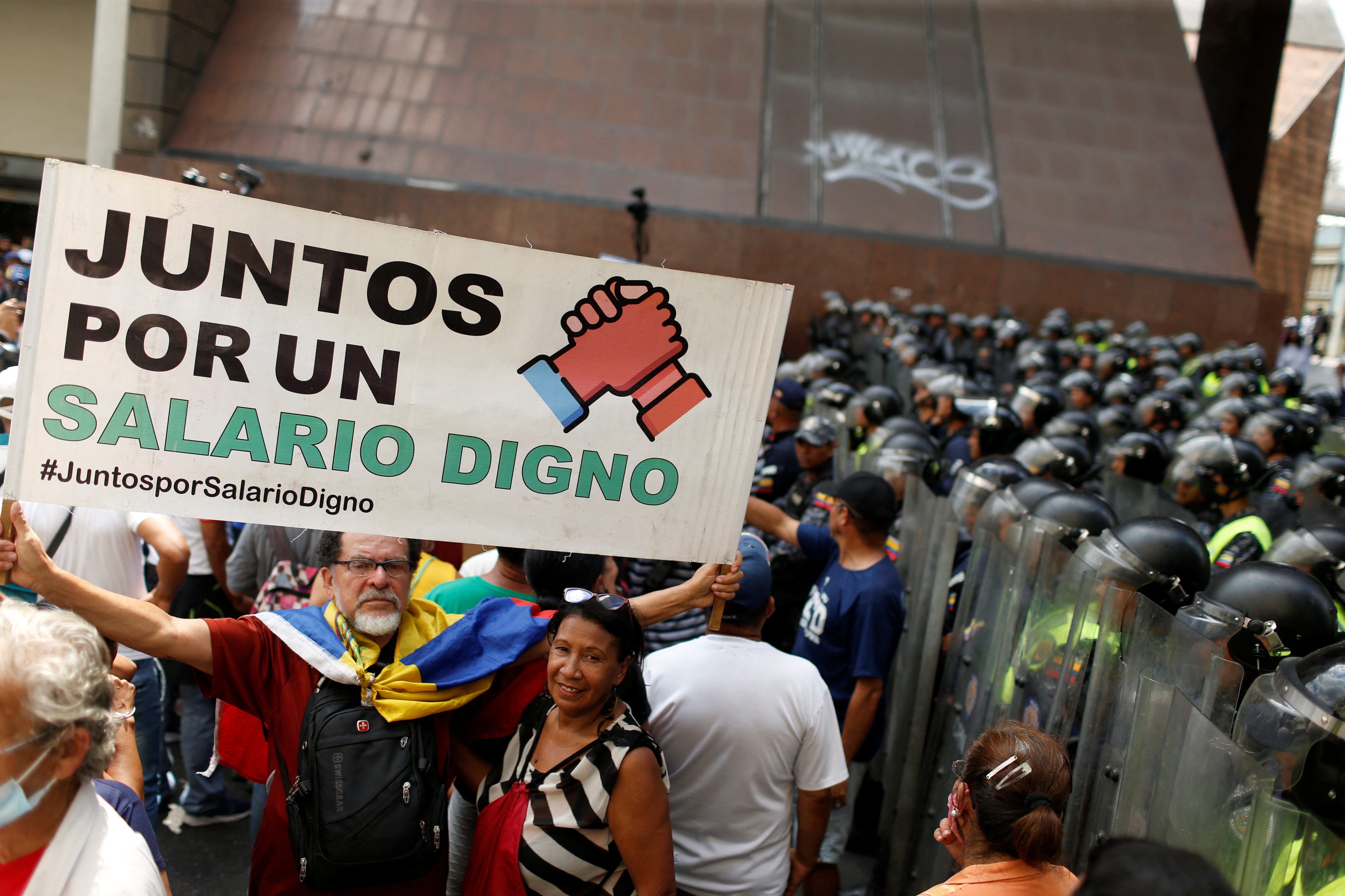 Los trabajadores venezolanos exigen "salarios dignos" ante la crisis que atraviesa el país (REUTERS/Leonardo Fernandez Viloria)