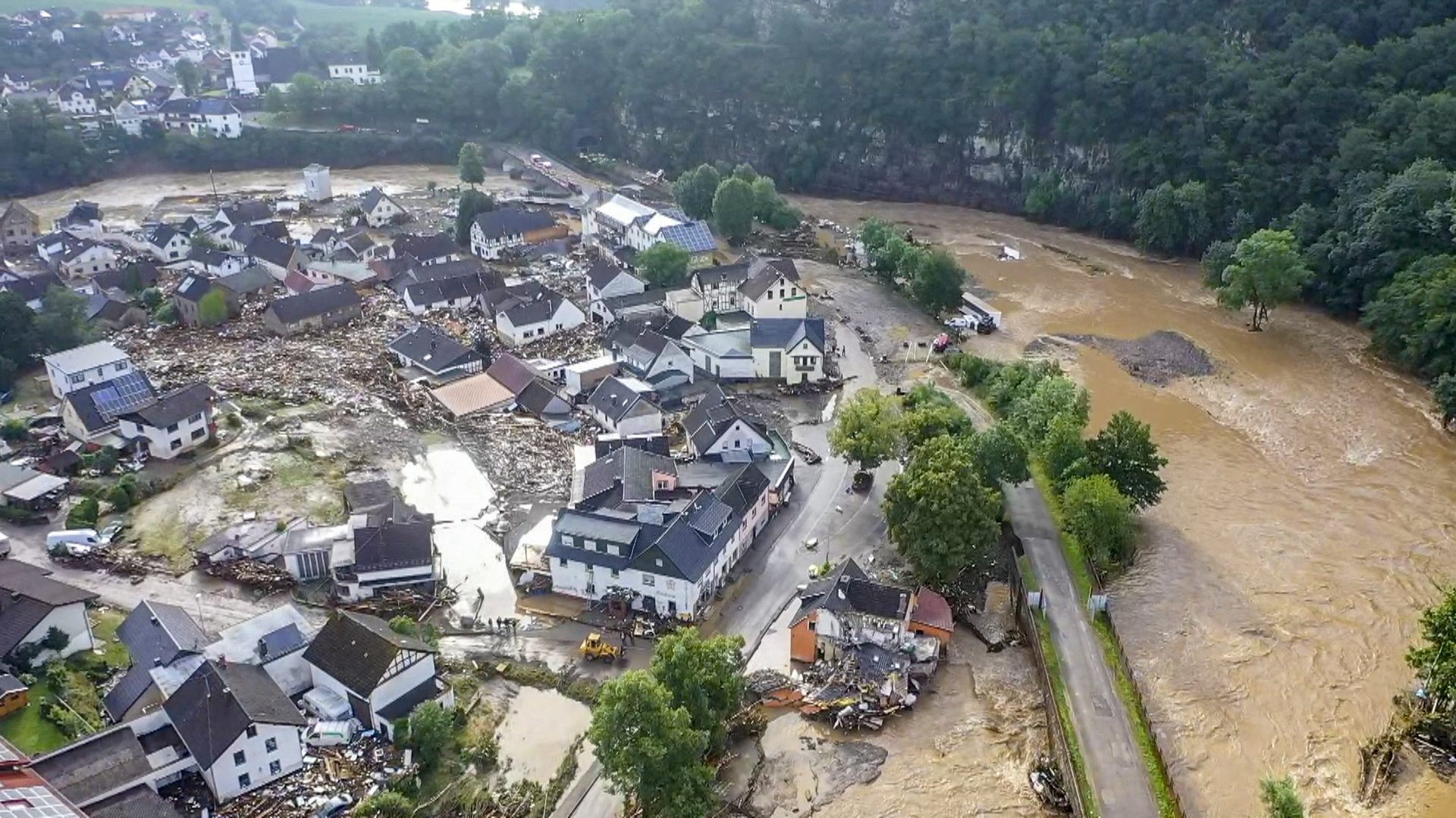 Una vista aérea tomada el 15 de julio de 2021 muestra la aldea inundada de Schuld, cerca de Adenau, en el oeste de Alemania