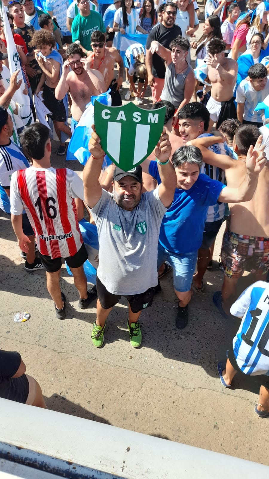Tati Holgado, canchero del Club Sportivo Matienzo, sostiene el escudo de la institución