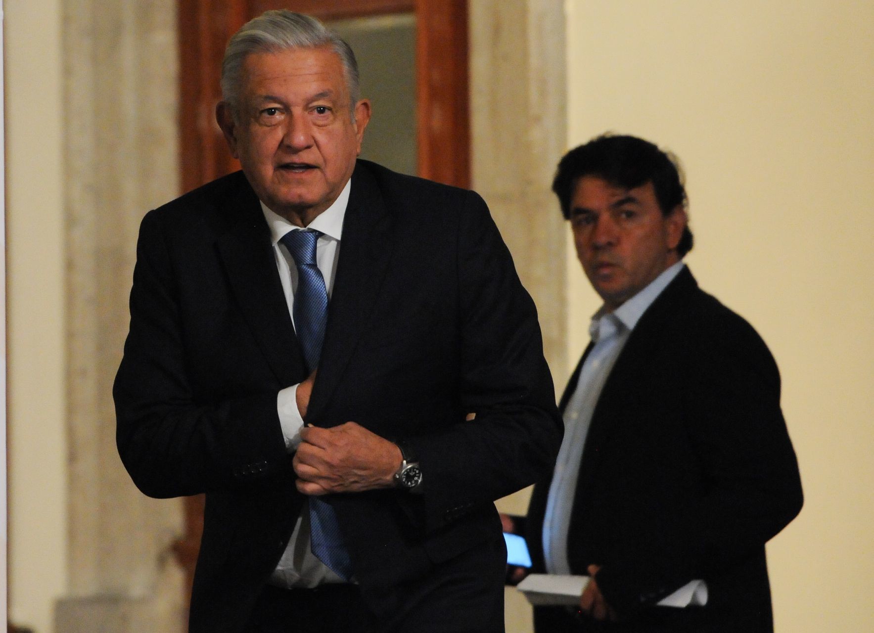 El presidente Andrés Manuel López Obrador llegando a su conferencia de prensa matutina en Palacio Nacional. Foto: Cuartoscuro