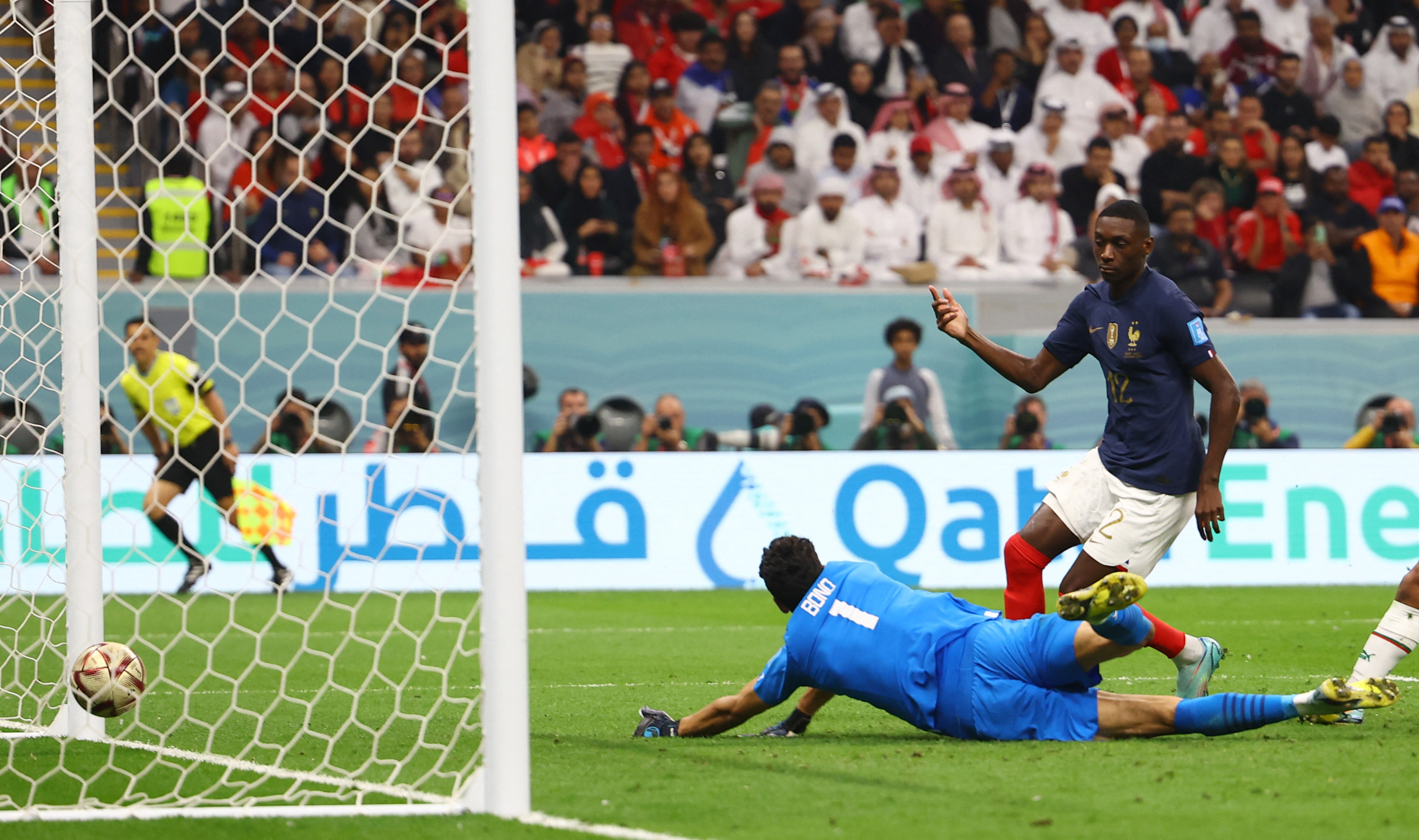 El delantero francés Randal Kolo Muani anota el segundo gol anteen la semifinal ante Marruecos (REUTERS/Kai Pfaffenbach)