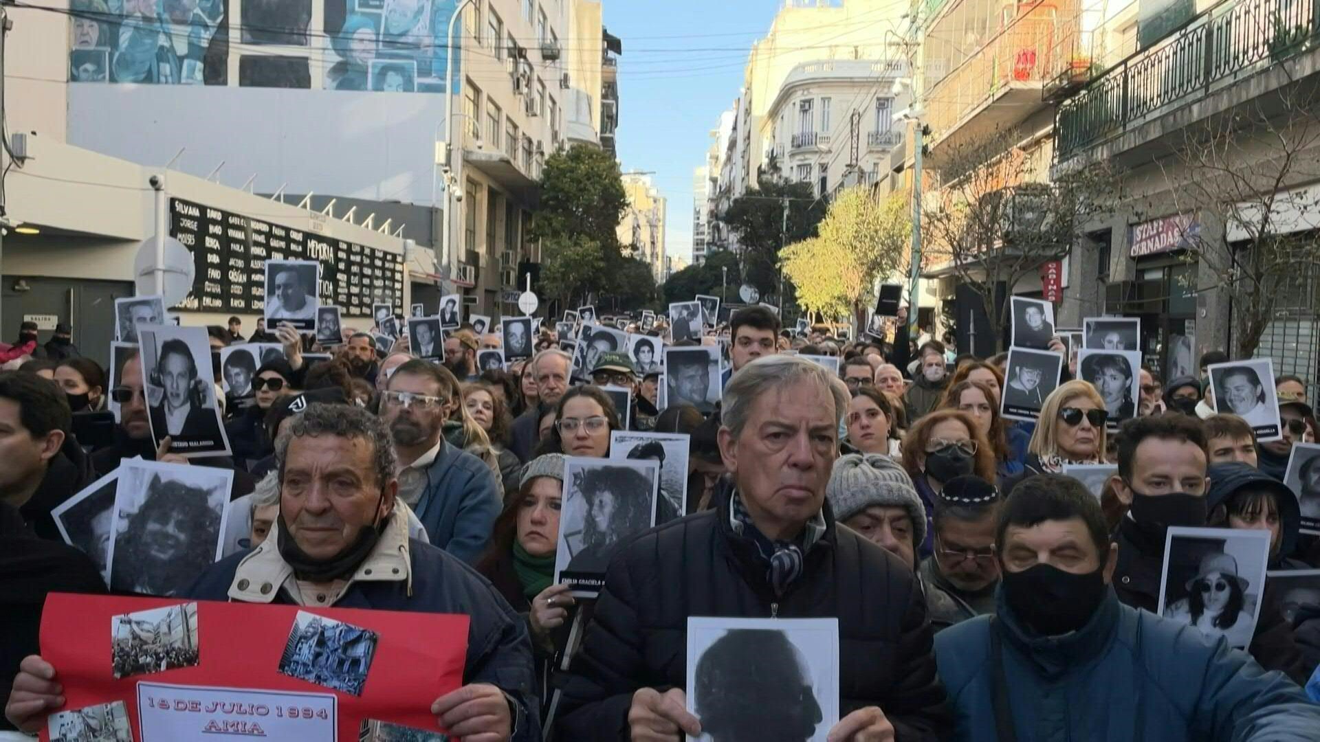 Cientos de personas de la comunidad judía de Argentina volvieron a reclamar el pasado lunes el esclarecimiento del atentado que en 1994 destruyó el centro AMIA, en un acto frente a la sede reconstruida, donde levantaron con sus manos fotografías de los 85 muertos. AFP
