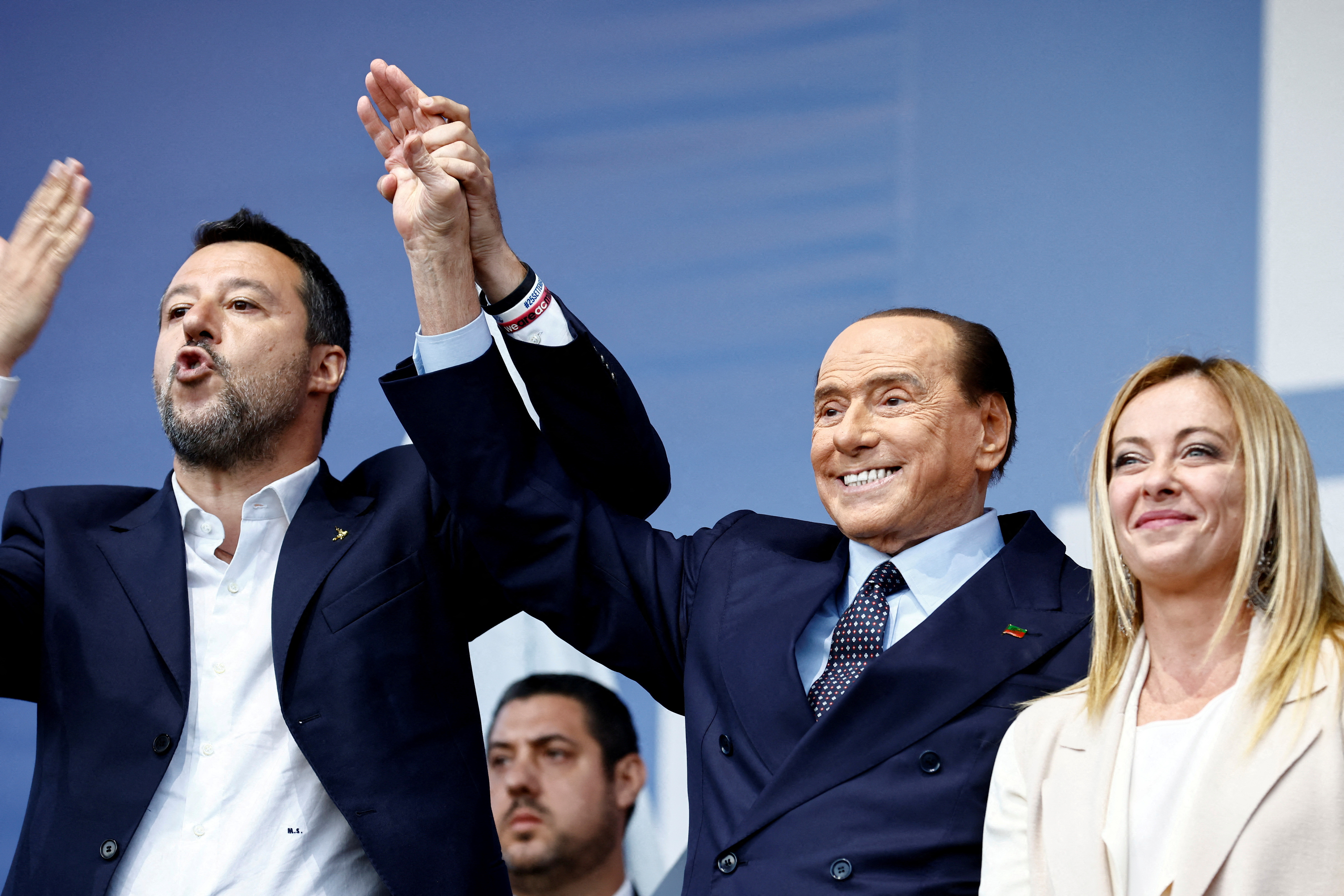 Salvini, Berlusconi y Meloni. Detrás de los abrazos y las sonrisas, la coalición de derecha esconde profundas diferencias (REUTERS/Yara Nardi/archivo)