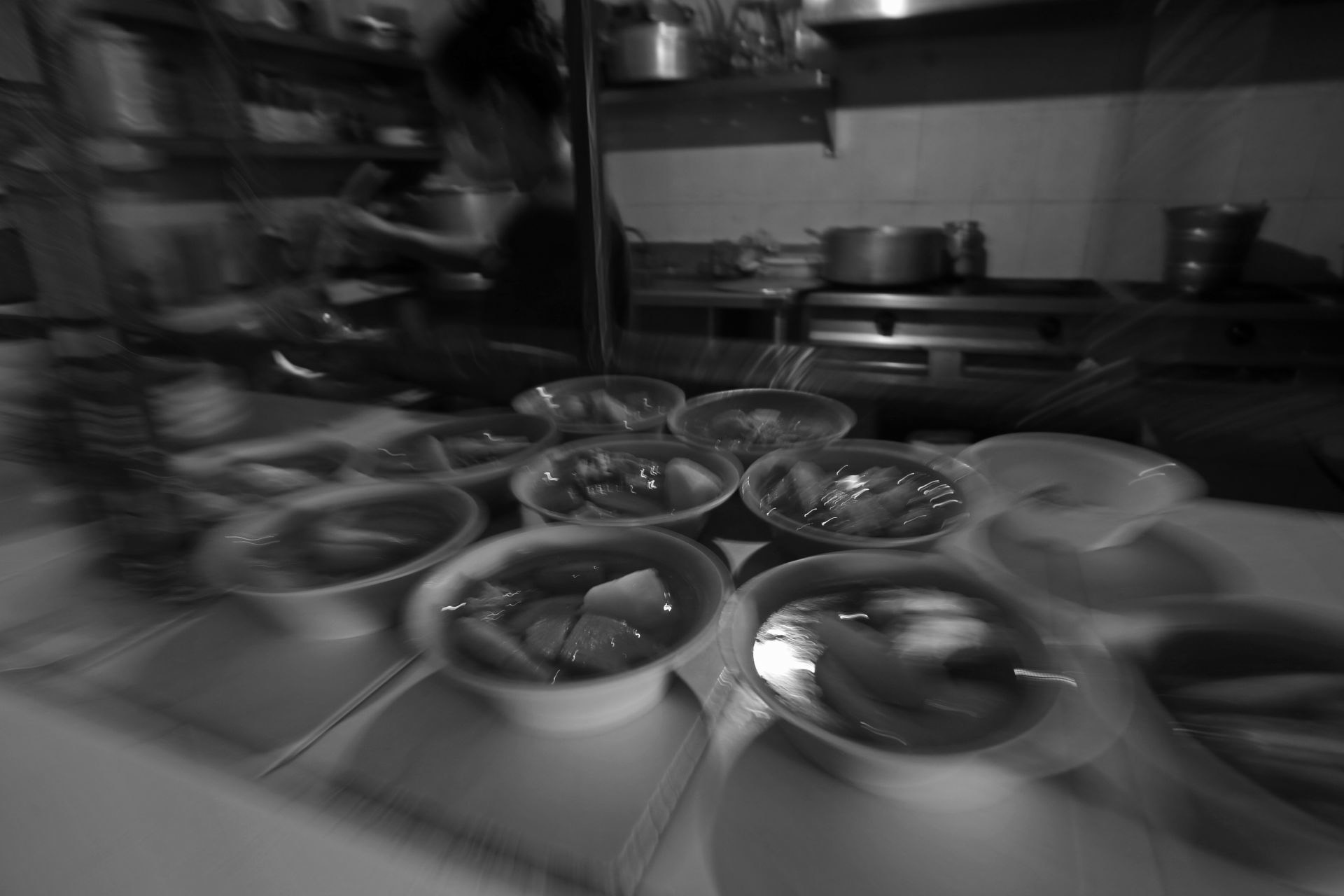 Una asistente del albergue Amigos de Juanita y Fernando A.C., sirve los platos de comida que se disponen a recibir los pacientes de la institución en un día común en la institución que alberga a 52 personas con problemas crónico degenerativos en estado de abandono.