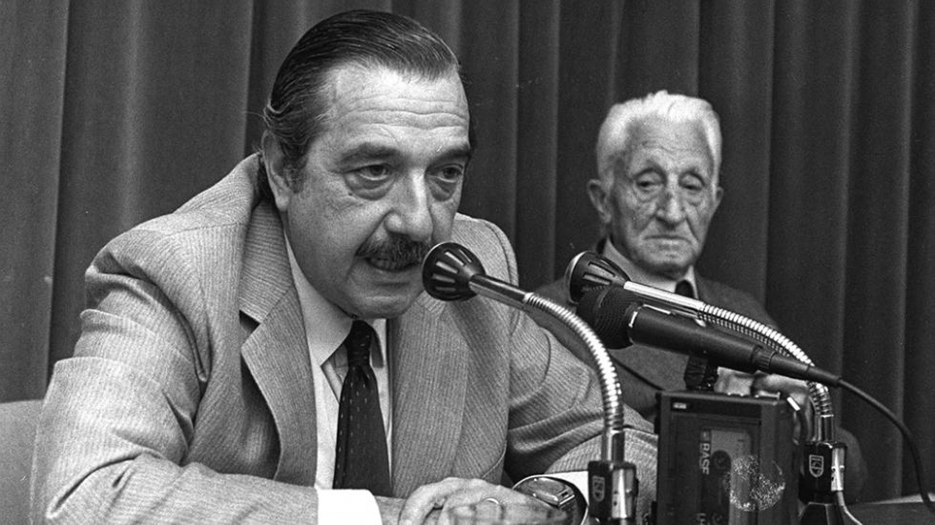 Raúl Alfonsín propuso, cuando la apertura democrática era un hecho, que Illia fuese reconocido como un símbolo viviente de la democracia y la legitimidad