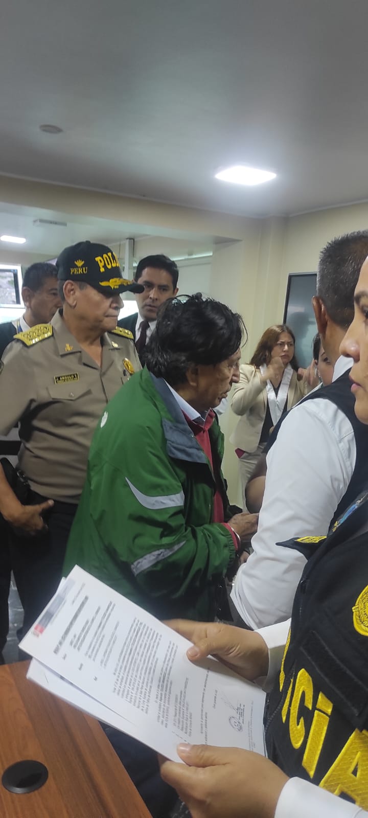 Instantes que Alejandro Toledo se encuentra cara a cara con la Policía y Fiscales del Ministerio Público de Perú