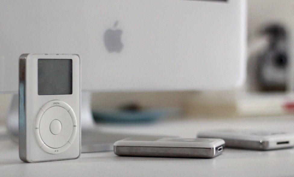 El primer iPod tuvo acceso al servicio de iTunes para descargar canciones de manera legal a dispositivos portátiles de Apple. (Foto: Apple)
