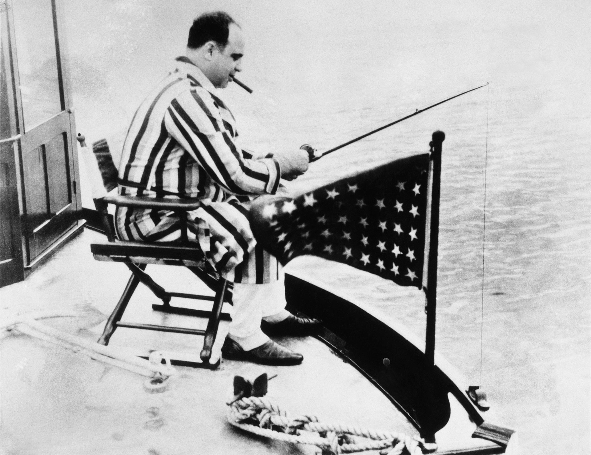 Al Capone de pesca en su bote en un momento distendido de su vida