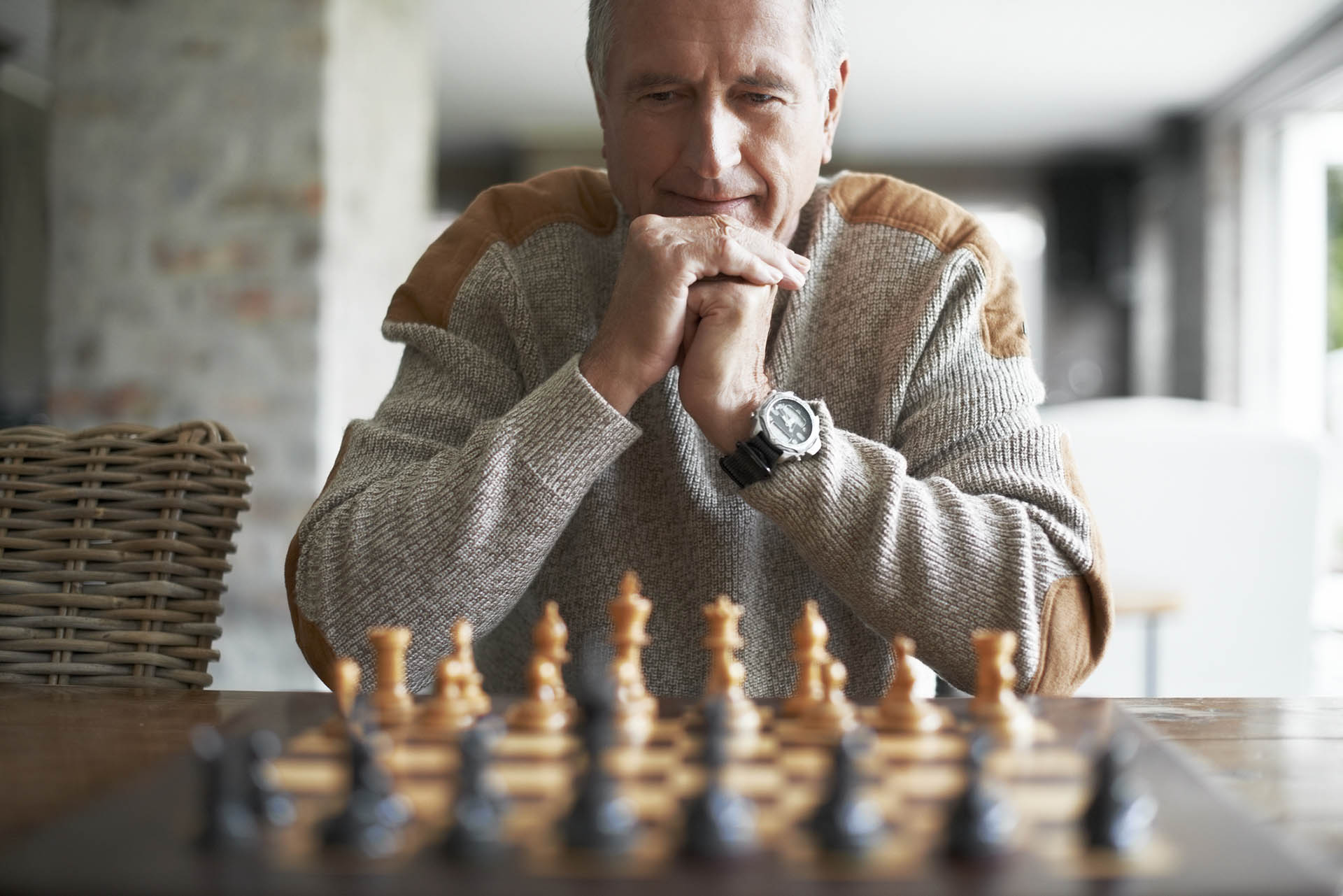 Un hombre juega al ajedrez