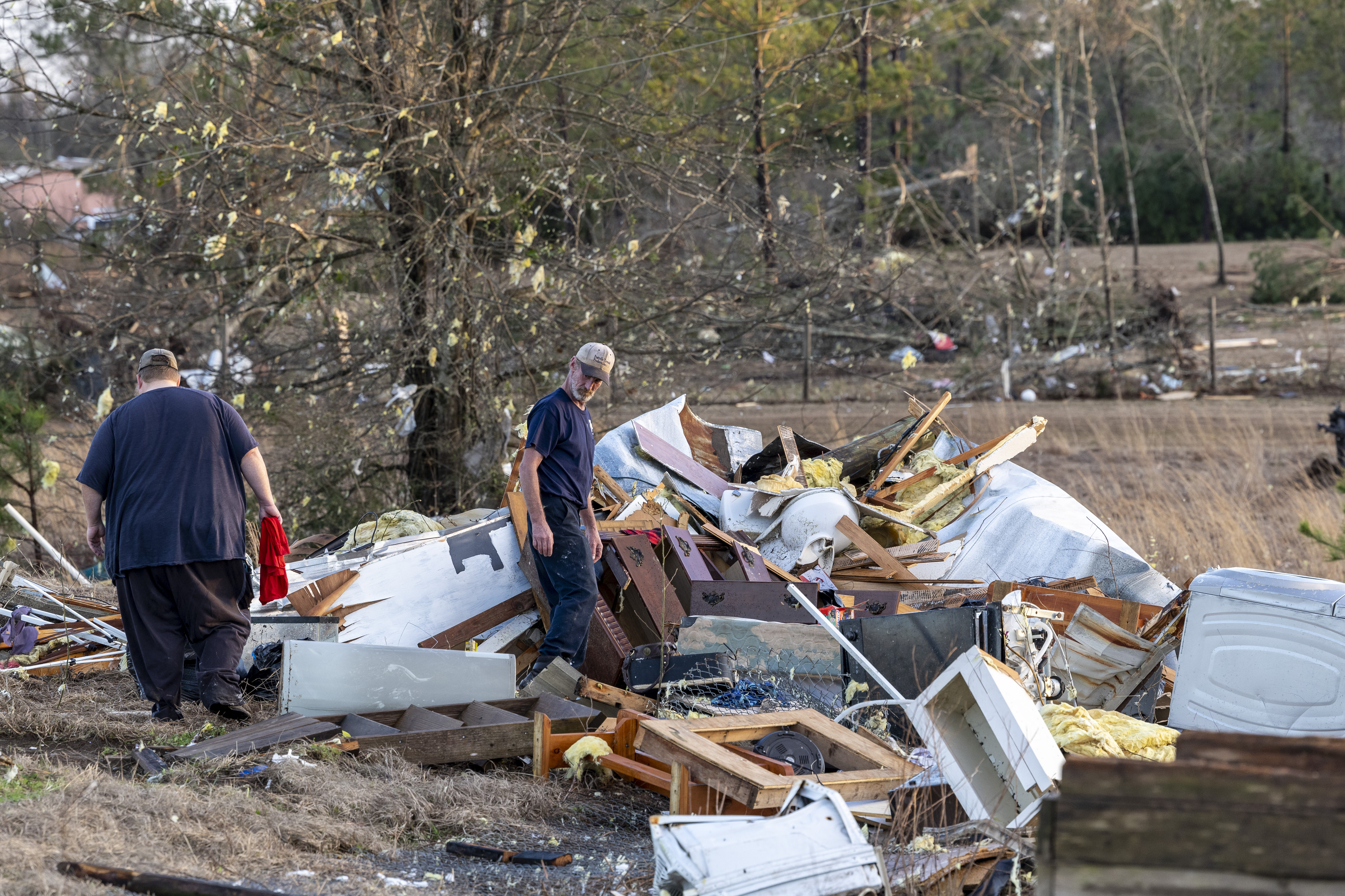 Habitantes de Prattville, Alabama, observan los destrozos