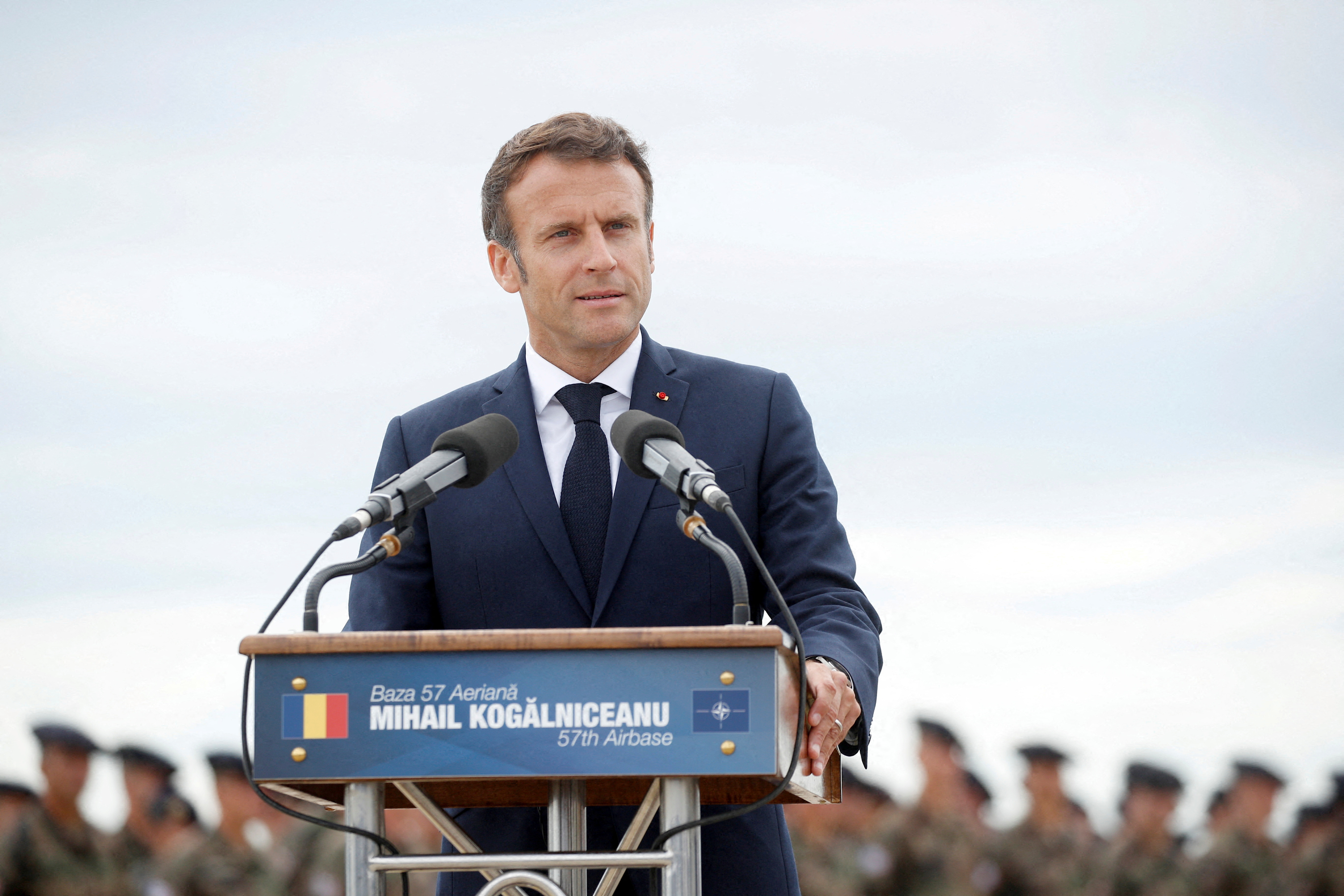 FOTO DE ARCHIVO: El presidente francés, Emmanuel Macron, hace una declaración mientras visita a las fuerzas de la OTAN en la base aérea Mihail Kogalniceanu, cerca de la ciudad de Constanza, Rumanía, 15 de junio de 2022. Yoan Valat/Pool vía REUTERS