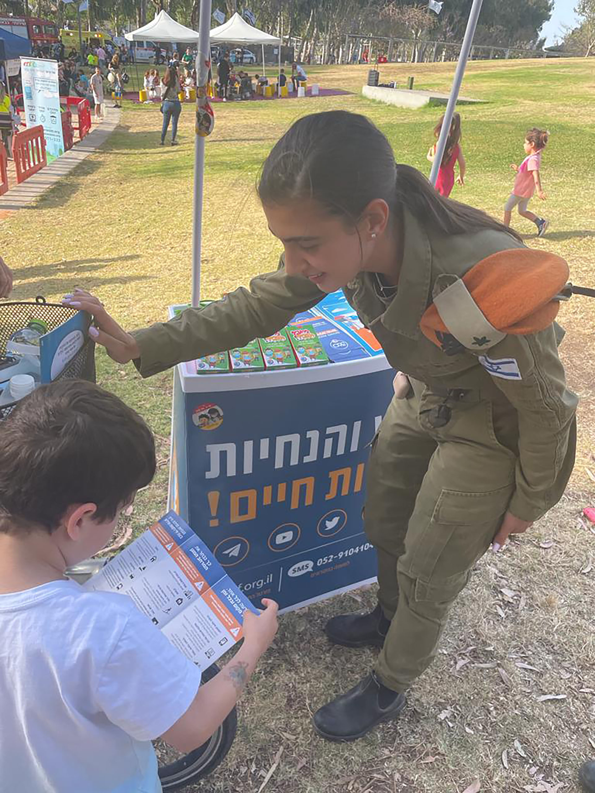 Los niños y adolescentes también son instruidos por las fuerzas de seguridad de Israel (Fuente)