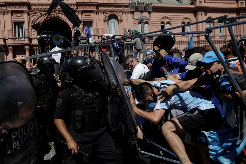 Foto del jueves de policías tratando de dispersar a la gente que se reunió frente a la Casa Rosada para despedir a Diego Maradona. 
Nov 26, 2020. REUTERS/Ricardo Moraes