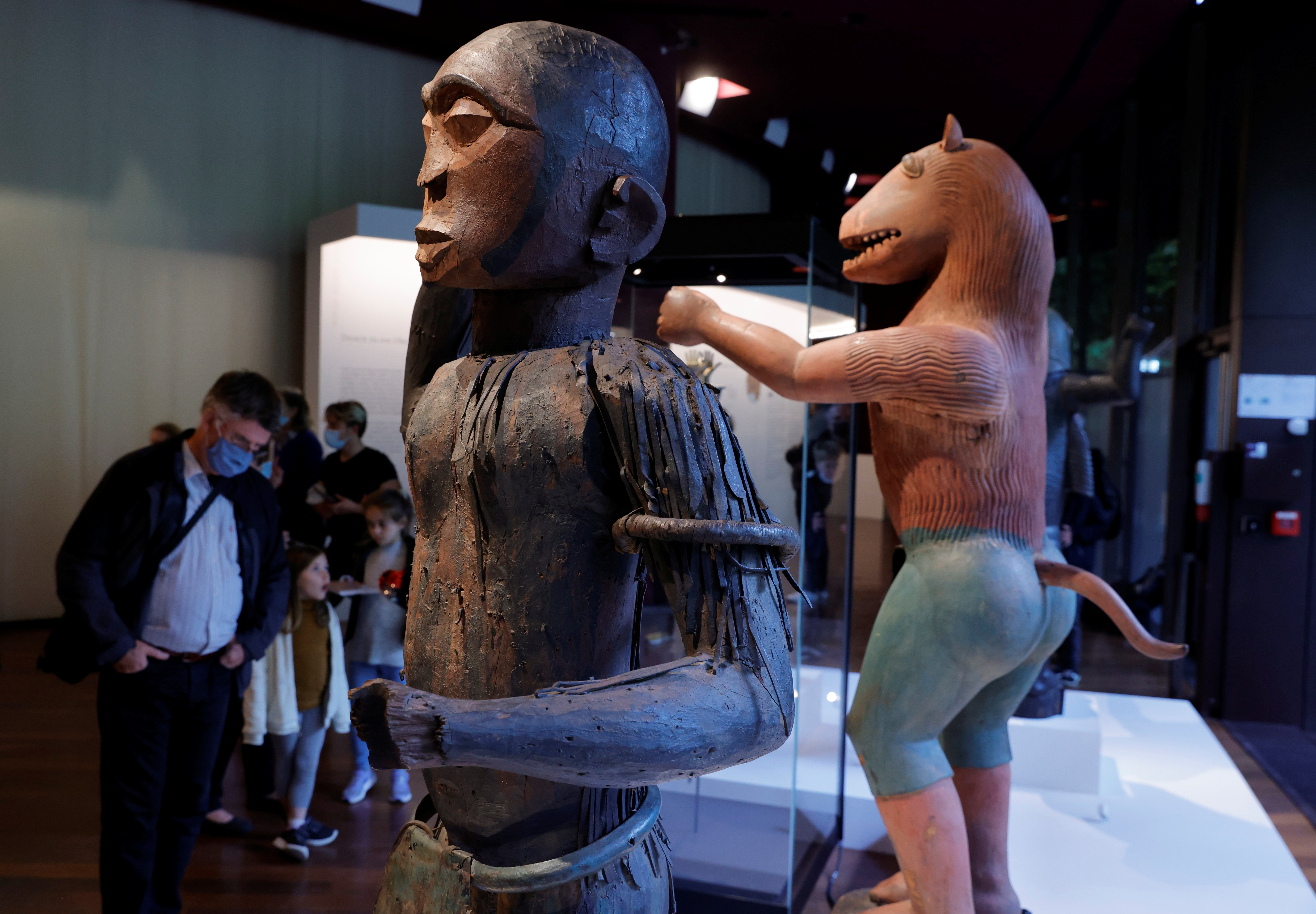 Dos grandes estatuas  del Reino de Dahomey en el museo Quai Branly, París, antes de su regreso (REUTERS/Pascal Rossignol)
