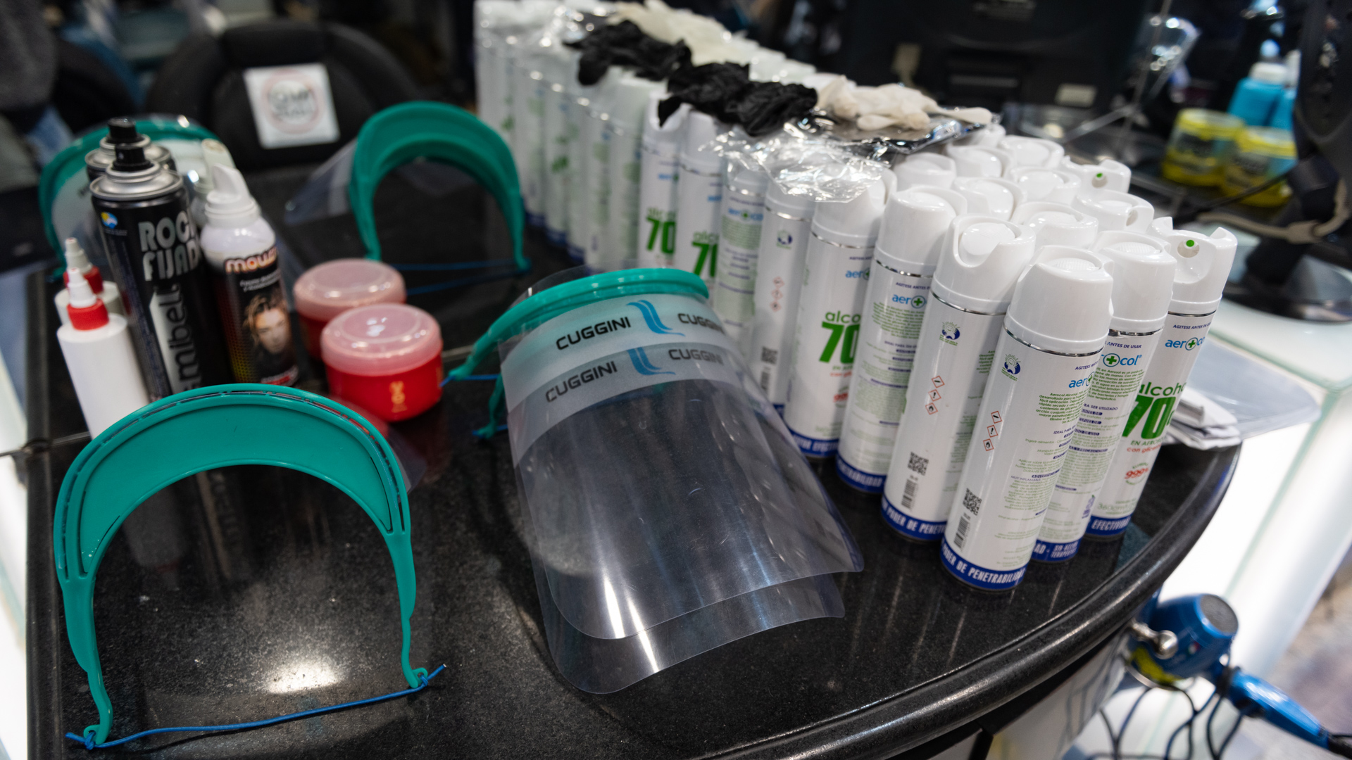 Sumó distintos elementos de protección como máscaras para el personal, alcohol en aerosol y batas descartables