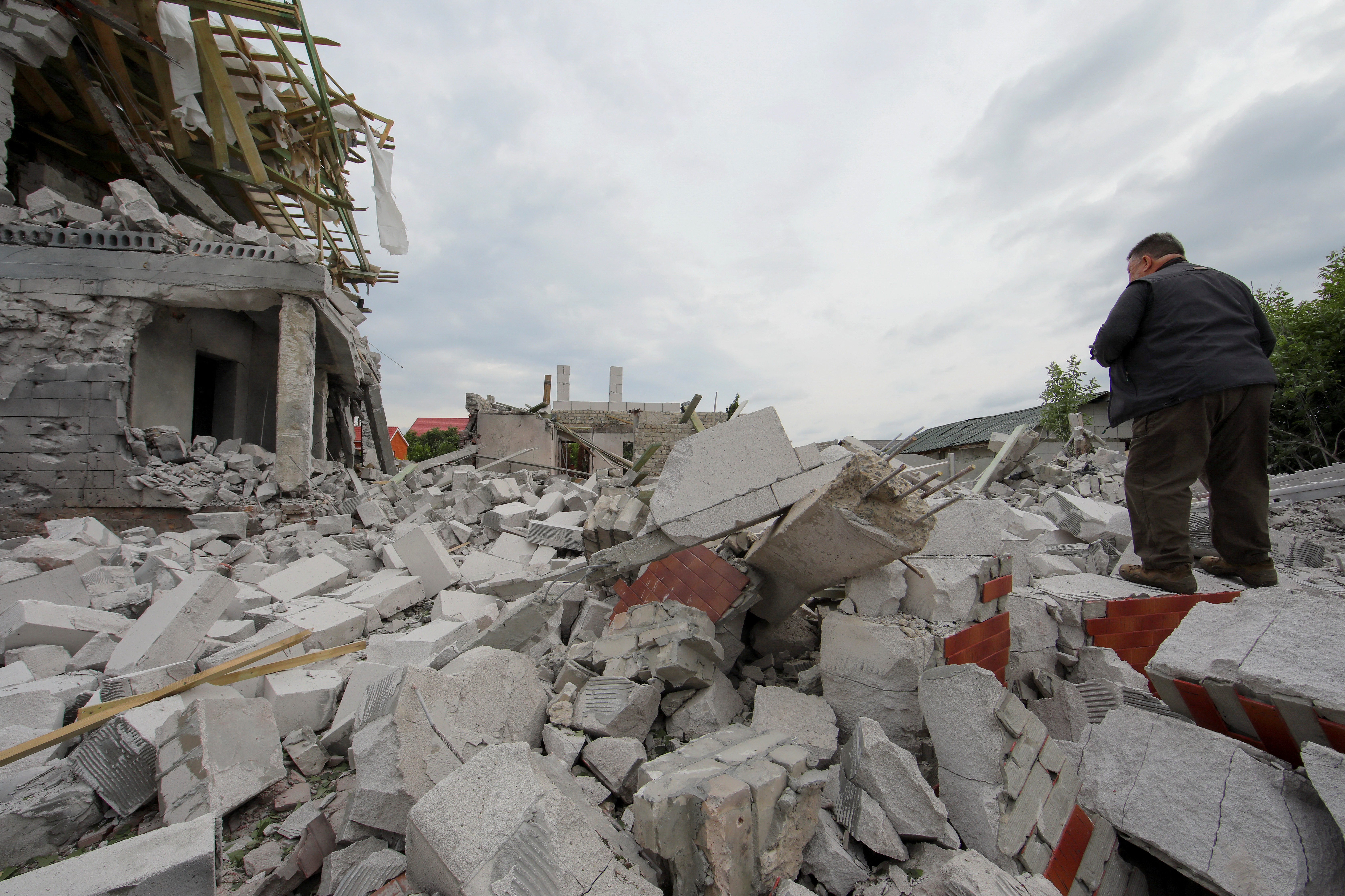 Un hombre camina entre escombros de un edificio destruido en un bombardeo ruso en Kharkiv (Reuters)