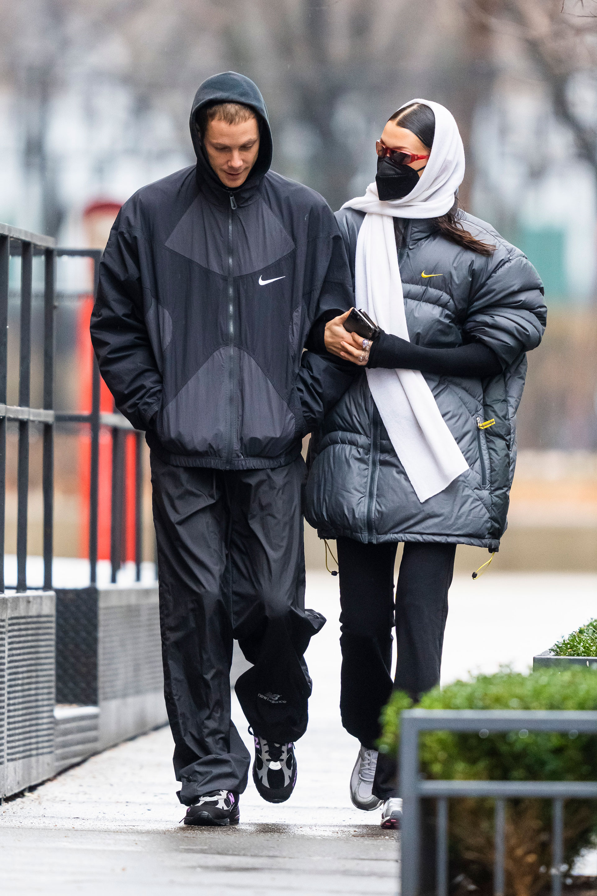 Bella Hadid y Marc Kalman le hicieron frente al frío y decidieron salir a dar un romántico paseo por las calles de Nueva York. Ella, en tanto, buscó pasar inadvertida y aprovechó el uso del tapabocas, al que le sumó lentes de sol y un pañuelo para evitar ser reconocida. Él, en tanto, no llevó mascarilla y lució un look deportivo