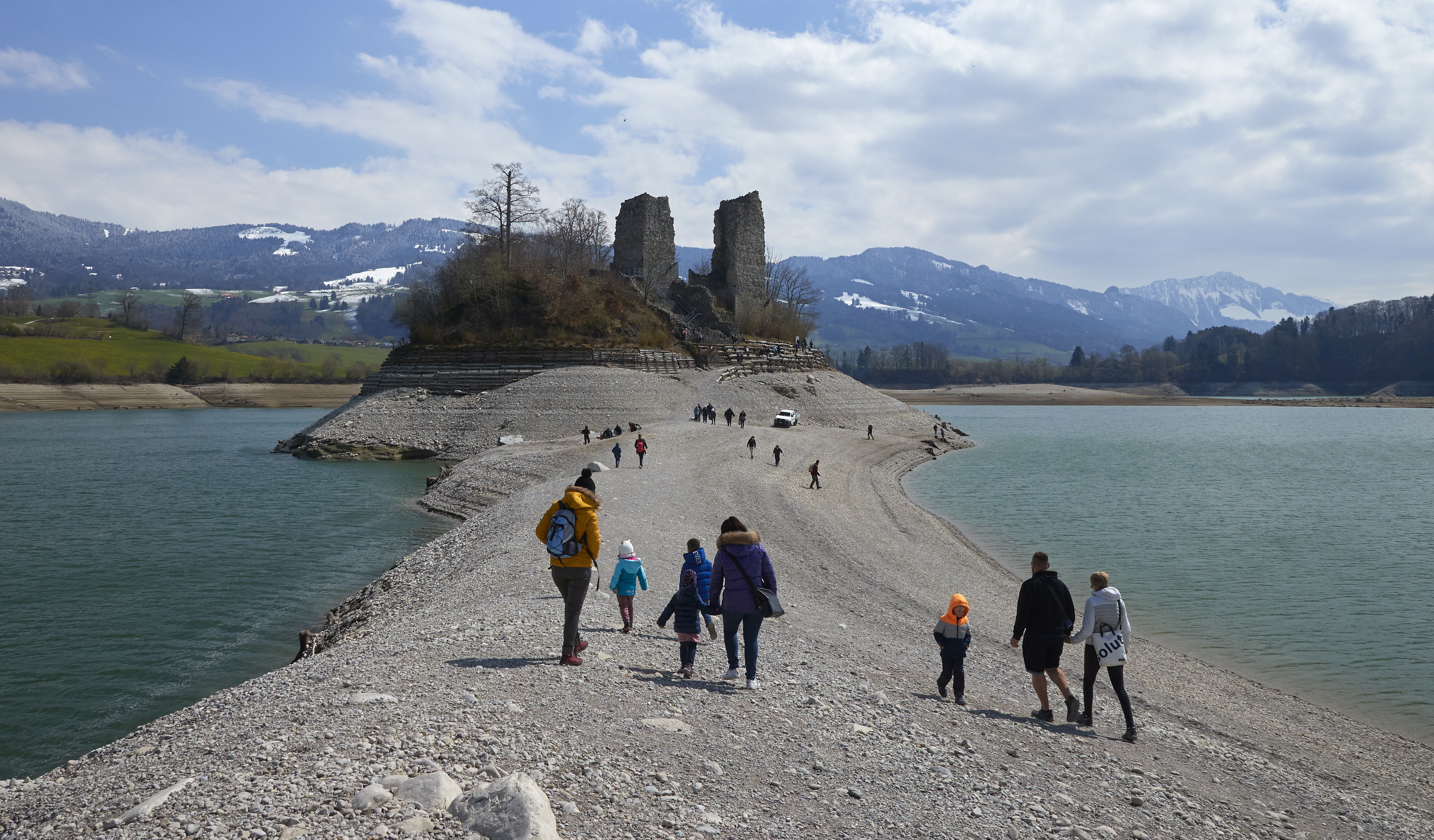  La isla del lago Gruyere en Pont-en-Ogoz, Suiza (Reuters)