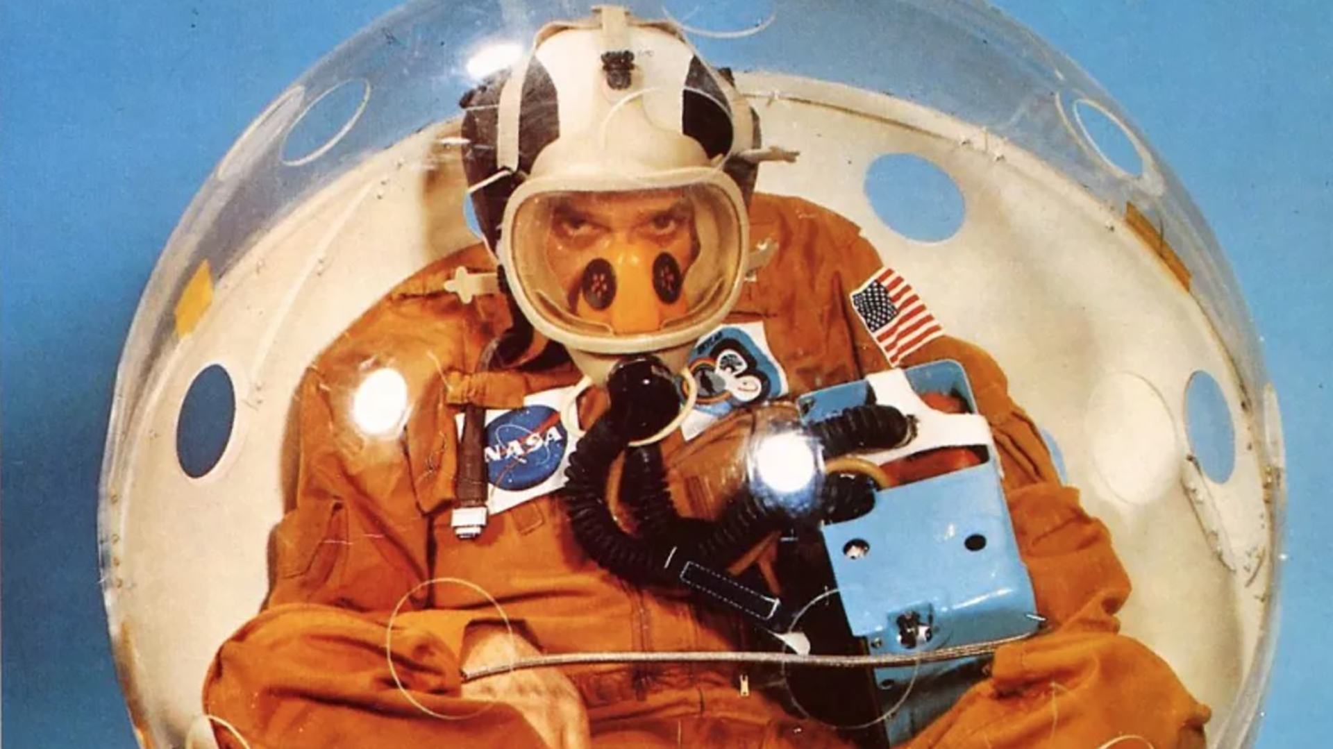 Cómo era el curioso dispositivo que creó la NASA para rescatar astronautas del transbordador espacial y que nunca fue utilizado