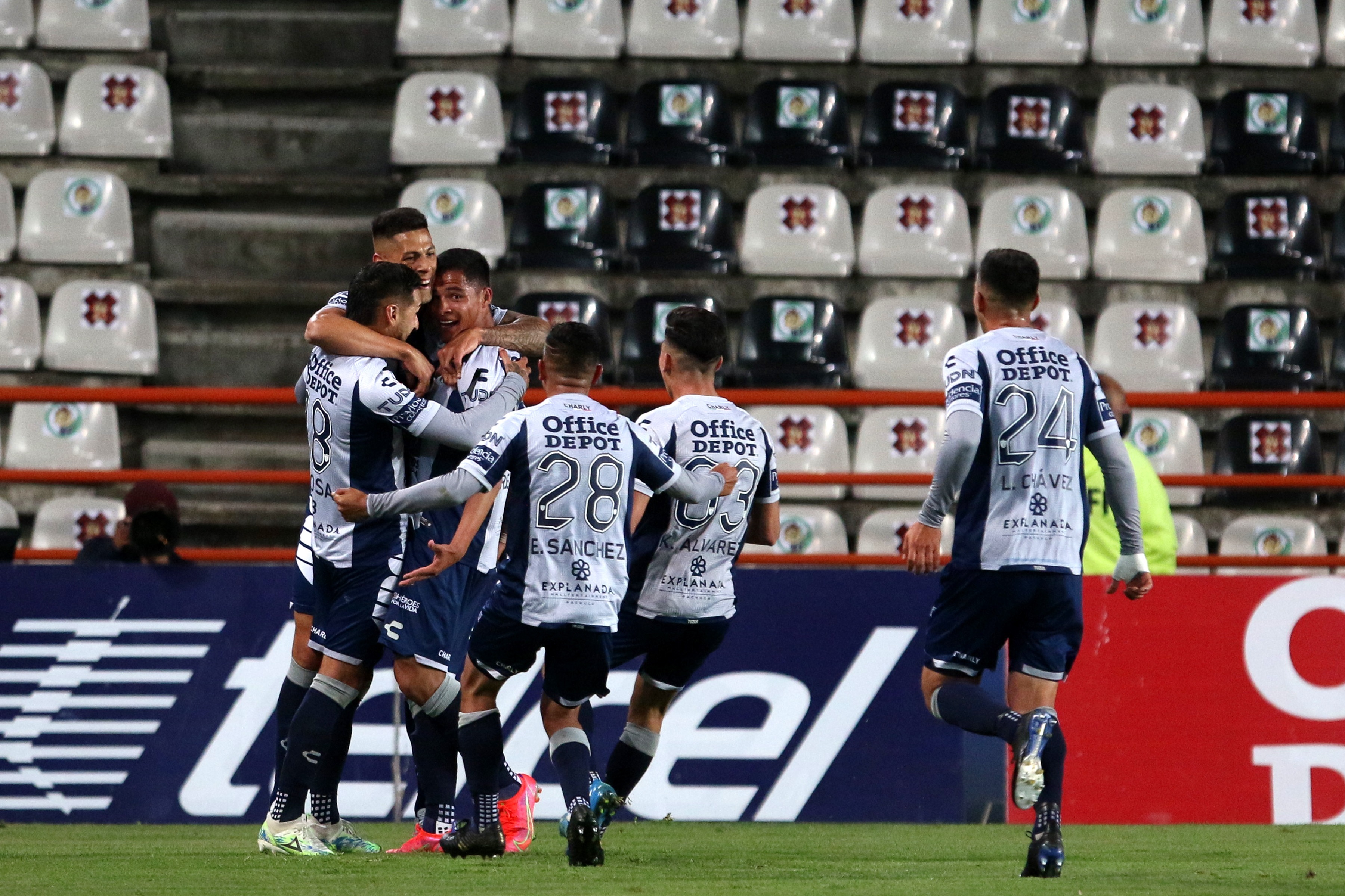 Jugadores de Pachuca festejan un gol en el Estadio Hidalgo. Foto: EFE/David Martínez Pelcastre
